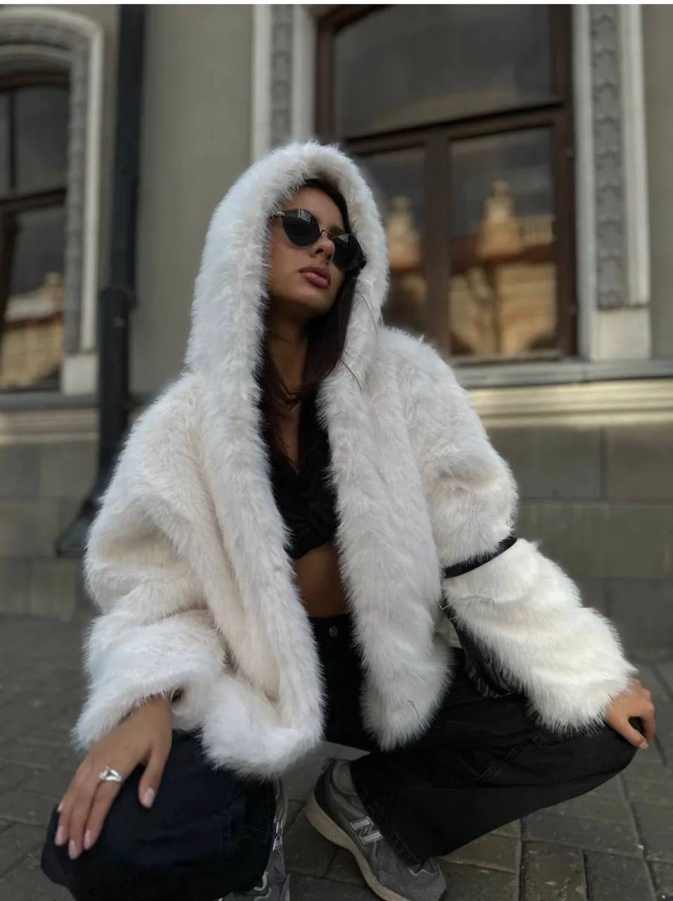 искусственная эко шуба укороченная с капюшоном wild vibe,искусственная эко шуба укороченная с капюшоном wild vibe 69 цвет белый,белая шуба из эко-меха под ламу,шуба белая короткая с капюшоном,экошуба