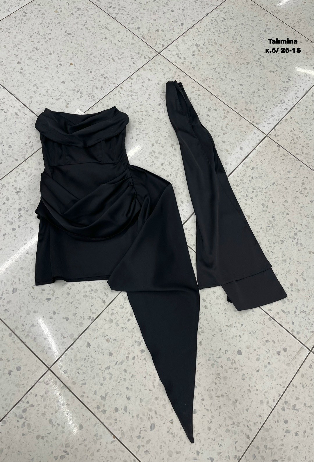 девушка,девушек,откровенная девушка,белое платье на выпускной,готическая девушка в платье и колготках на каблуках