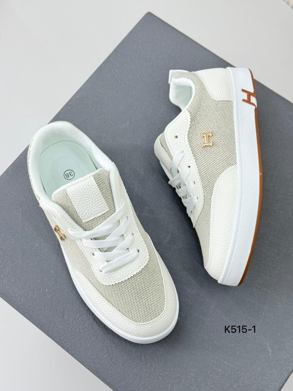 ,кроссовки женскиe,кроссовки стильные,модные кроссовки,спортивная