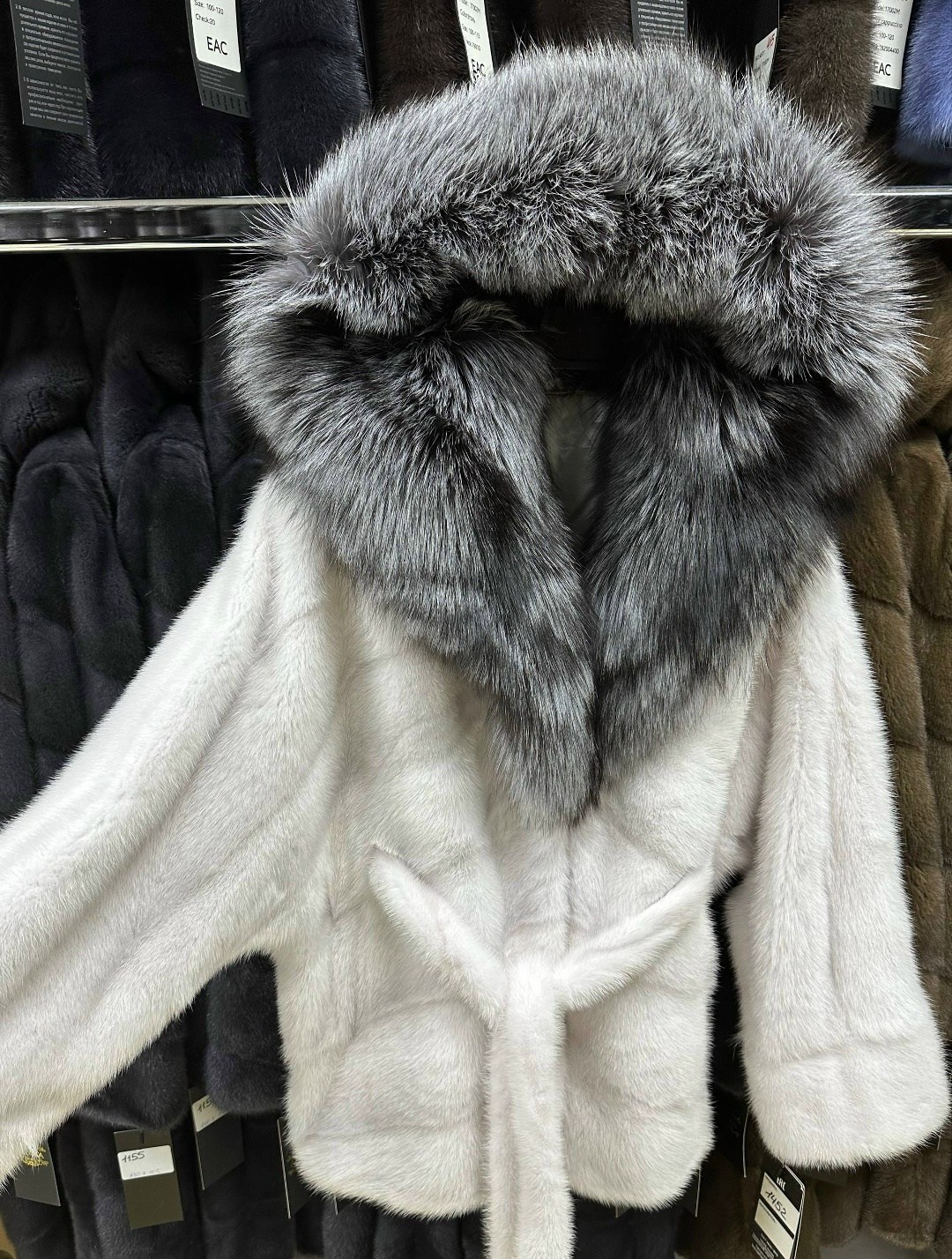 шубка из меха европейской норки с капюшоном из меха чернобурки,шуба норковая nafa кимоно белая с чернобуркой,шубка из меха европейской норки с капюшоном,шуба норковая с капюшоном из чернобурки "летучк