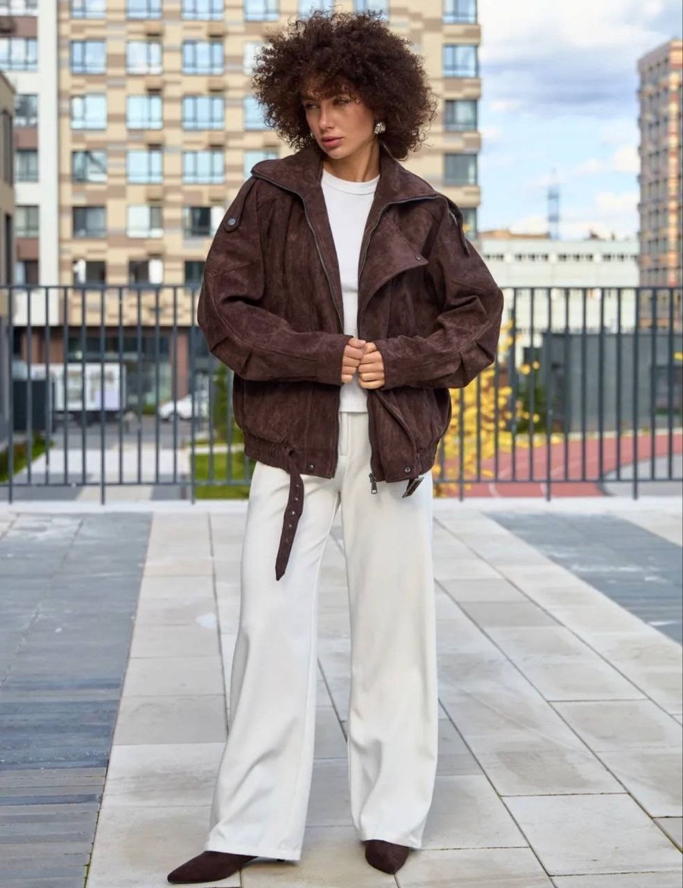 модная оправа,кожаная куртка,косуха оверсайз,пальто пиджак,кудрявая девушка