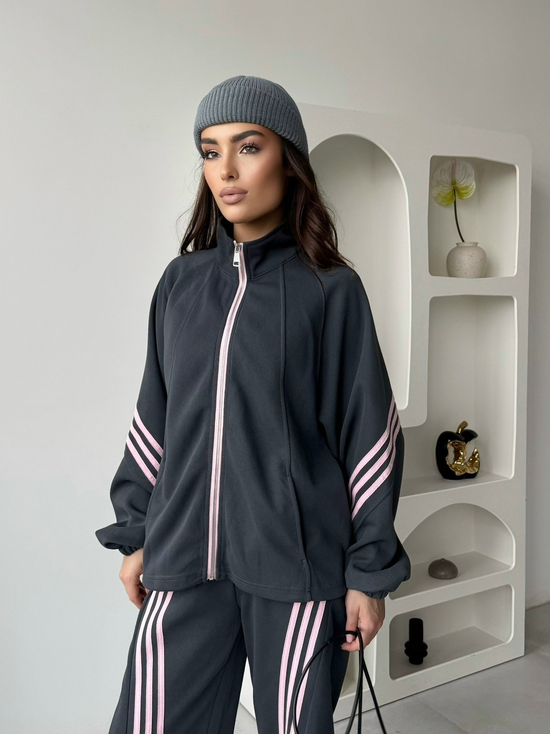 спортивный костюм,спортивный костюм женский,костюм спортивный celine,эффектный женский костюм плащевка осенний комплект оверсайз брюки карго и олимпийказ лампасами,широкие спортивные брюки с черной по