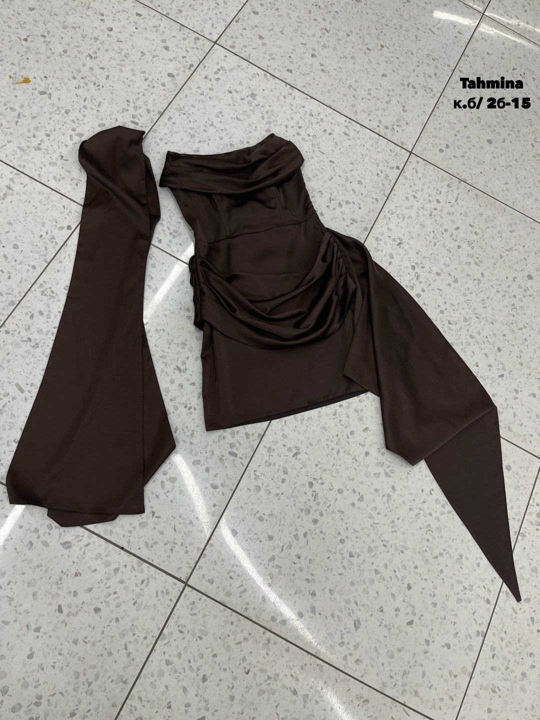 девушка,девушек,откровенная девушка,белое платье на выпускной,готическая девушка в платье и колготках на каблуках