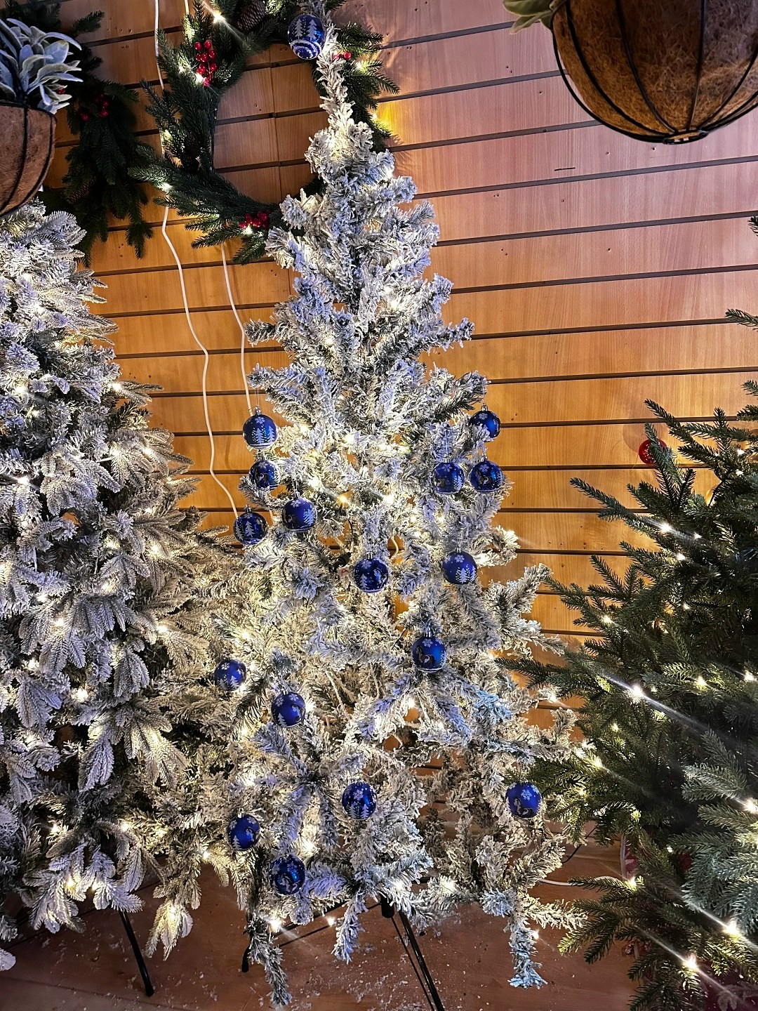 сине серебряная елка,гирлянда холодный белый на елке,елка сине серебристая,красивая новогодняя,елочка