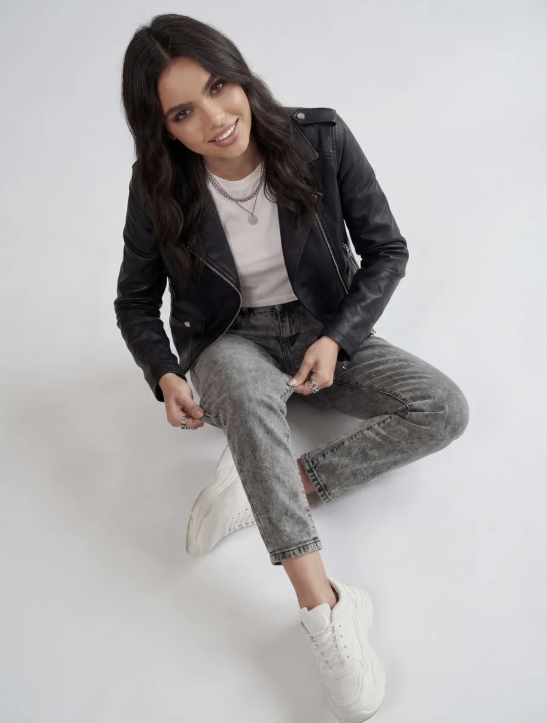 косуха куртка,косуха серая,женские джинсы,куртка кожаная,стильная куртка косуха