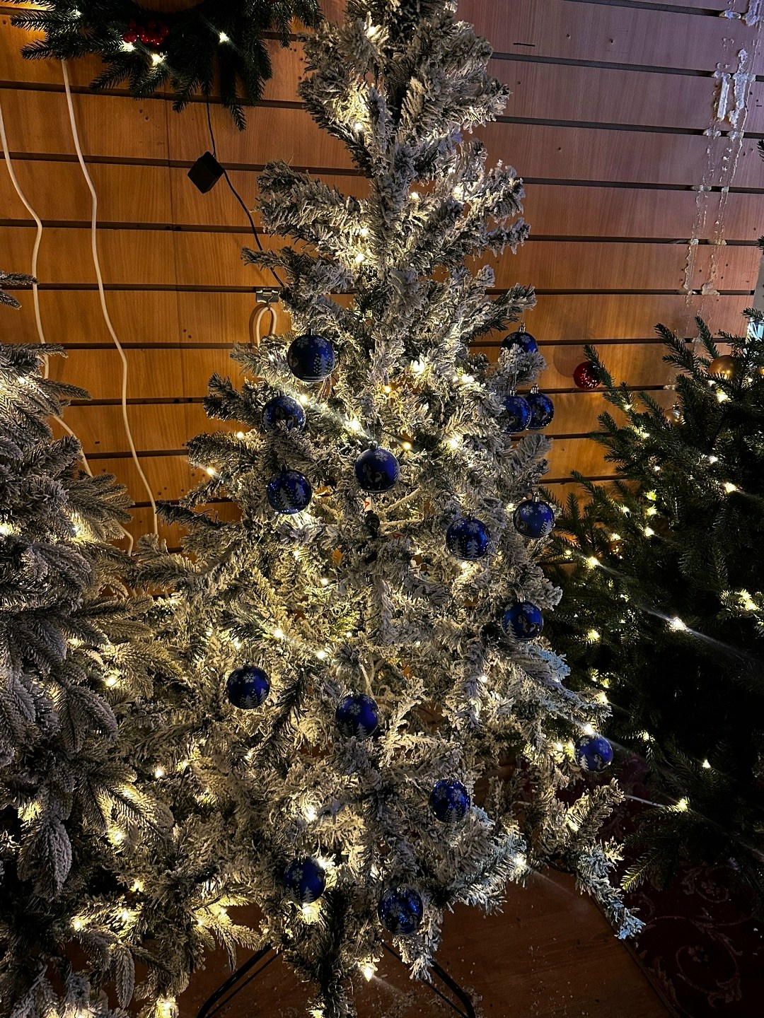сине серебряная елка,гирлянда холодный белый на елке,елка сине серебристая,красивая новогодняя,елочка