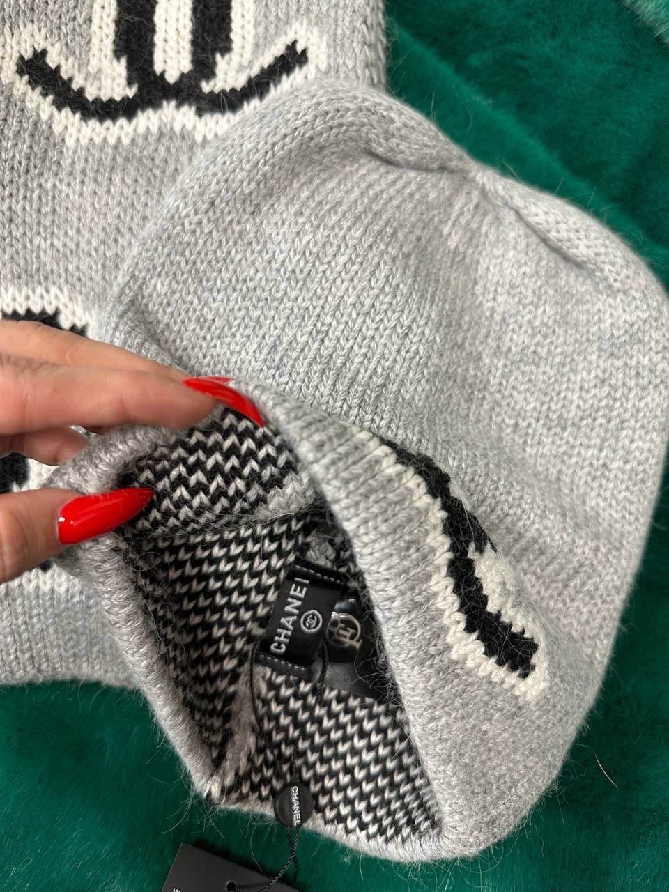 шарф chanel,шапка chanel,зимний комплект из шапки и шарфа chanel,комплекты chanel шапка шарф перчатки,шапка шанель оригинал