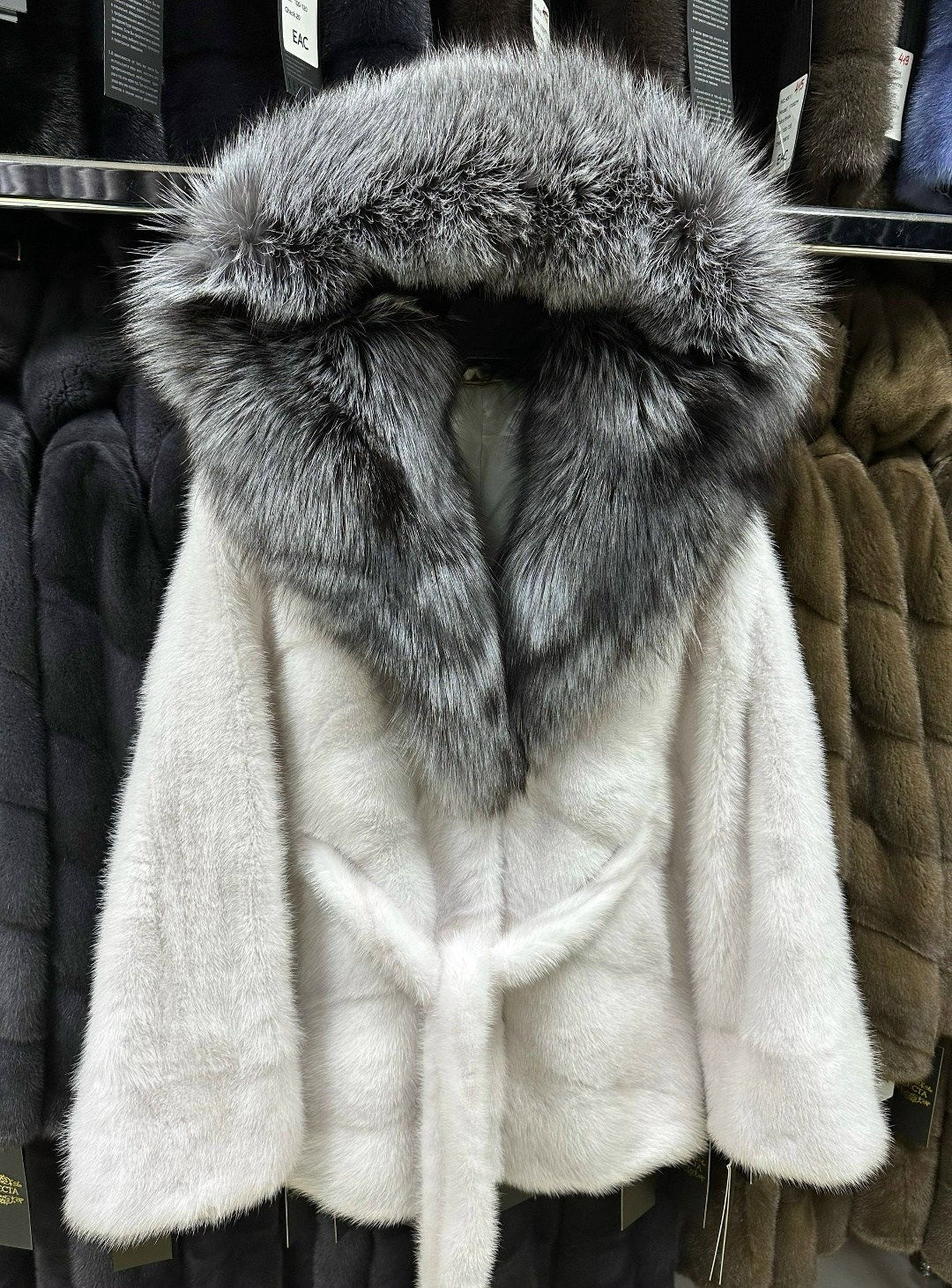 шубка из меха европейской норки с капюшоном из меха чернобурки,шуба норковая nafa кимоно белая с чернобуркой,шубка из меха европейской норки с капюшоном,шуба норковая с капюшоном из чернобурки "летучк