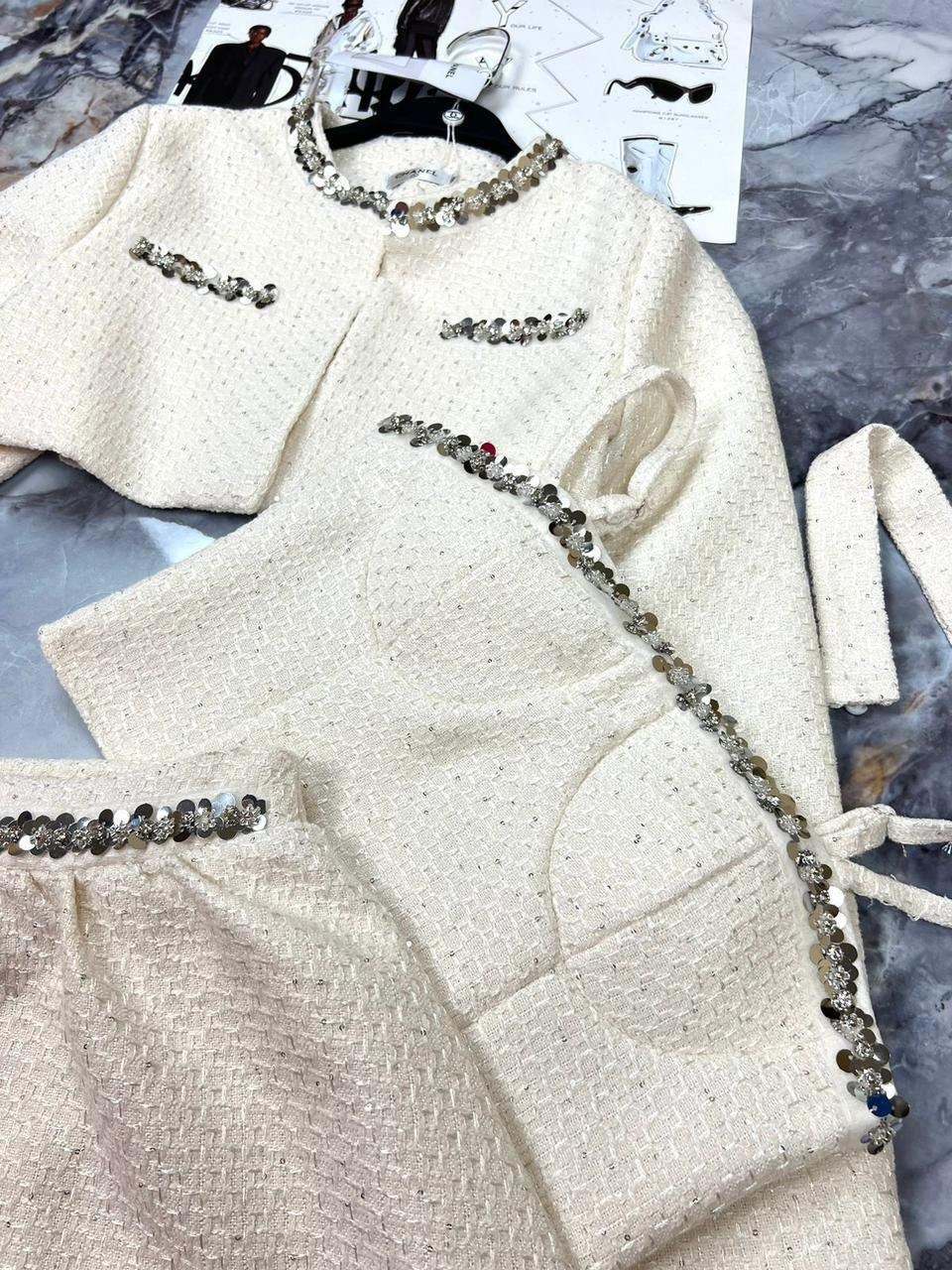 твидовый костюм юбка и укороченный жакет,твидовый костюм,твидовый костюм с юбкой,твидовый жакет,твидовый костюм юбка и жакет