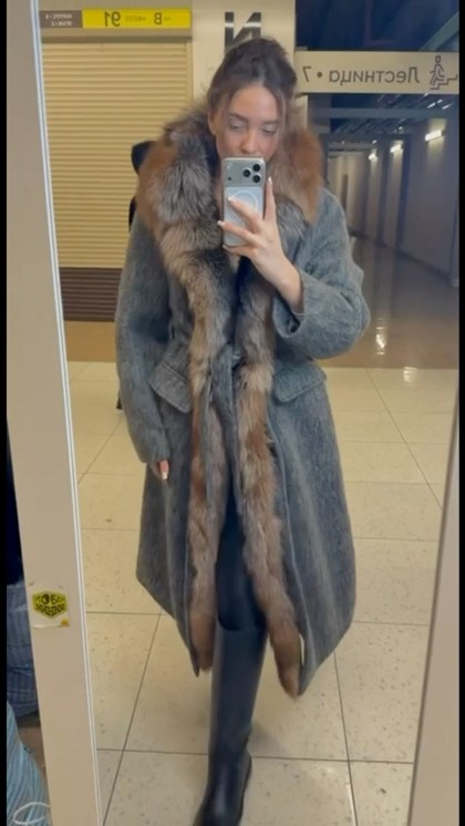 серое пальто с чернобуркой,пальто с мехом,пальто с мехом чернобурки,пальто с чернобуркой,прямое пальто с мехом
