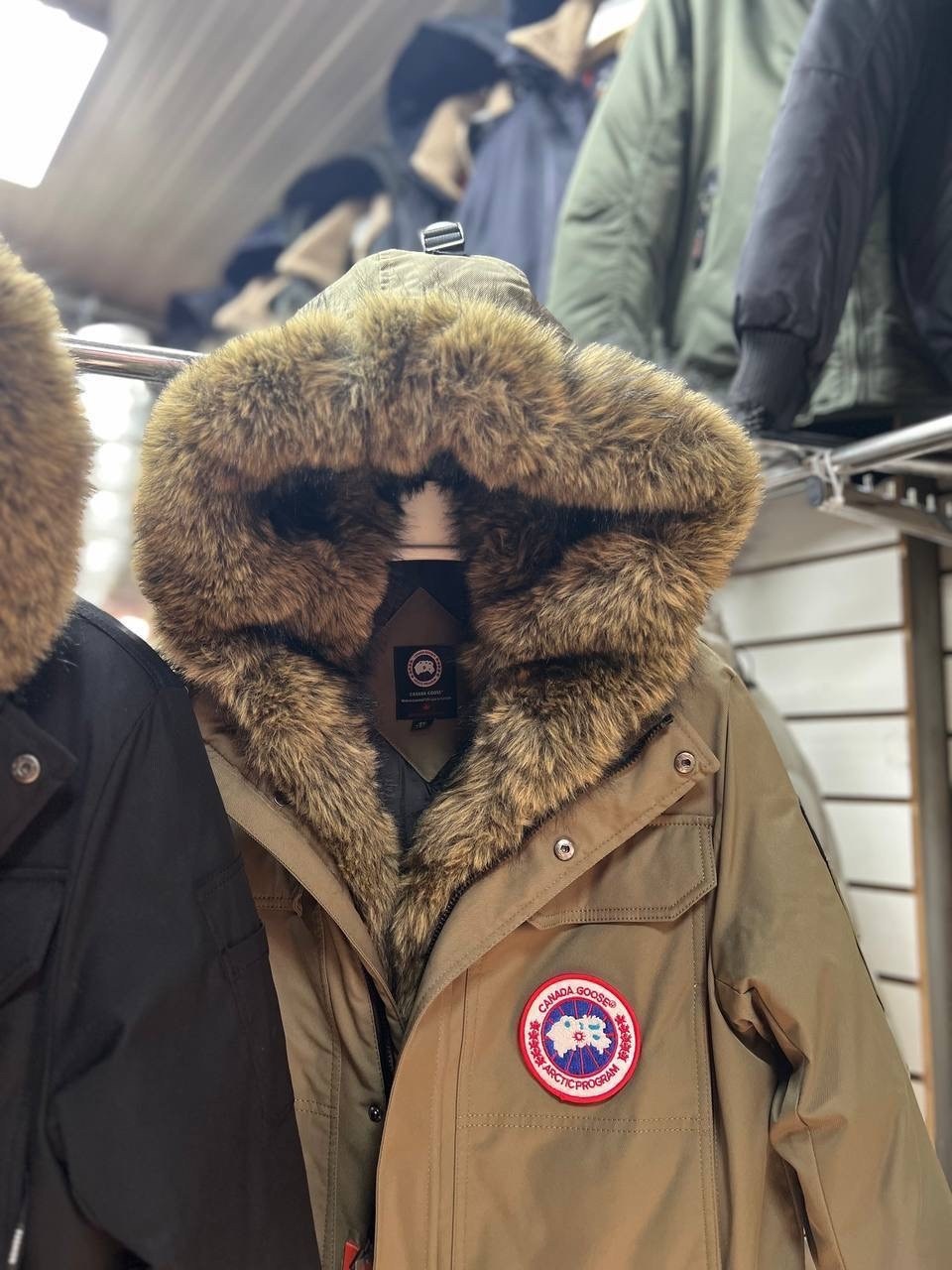 мужская зимняя куртка canada goose,зимние куртки canada goose,зимние курточки от canada goose,куртка зимняя,зимняя мужская куртка аляска