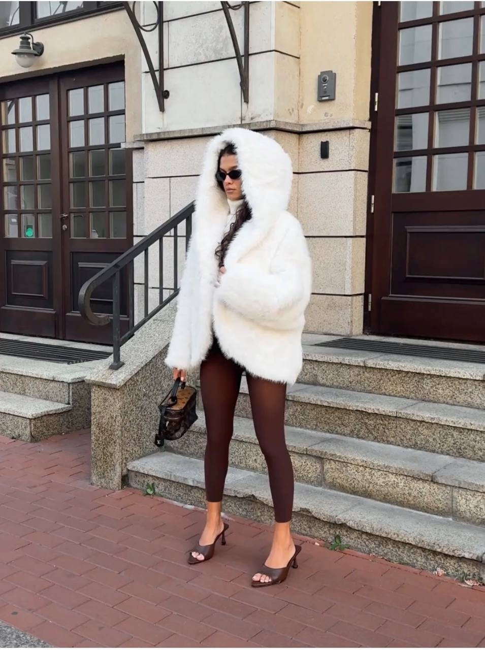 искусственная эко шуба укороченная с капюшоном wild vibe,искусственная эко шуба укороченная с капюшоном wild vibe 69 цвет белый,белая шуба из эко-меха под ламу,шуба белая короткая с капюшоном,экошуба