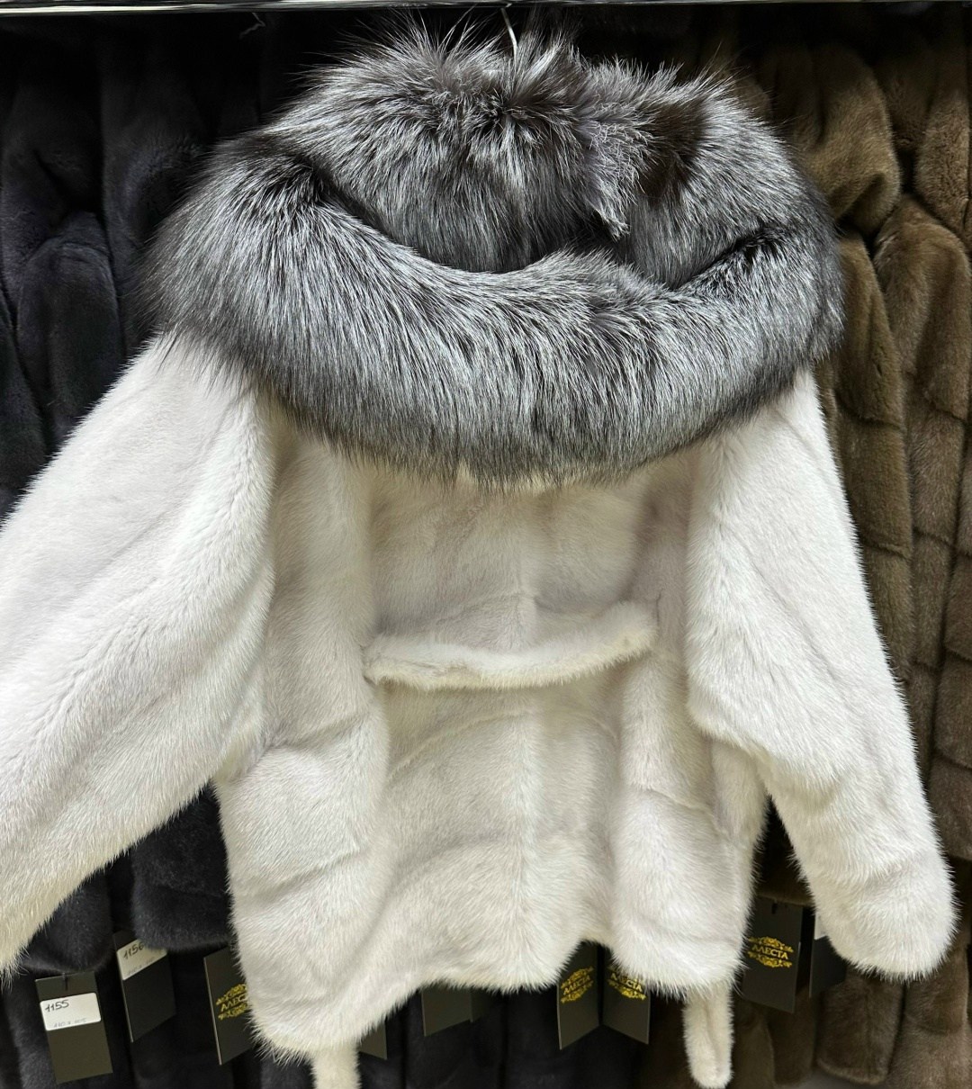 шубка из меха европейской норки с капюшоном из меха чернобурки,шуба норковая nafa кимоно белая с чернобуркой,шубка из меха европейской норки с капюшоном,шуба норковая с капюшоном из чернобурки "летучк