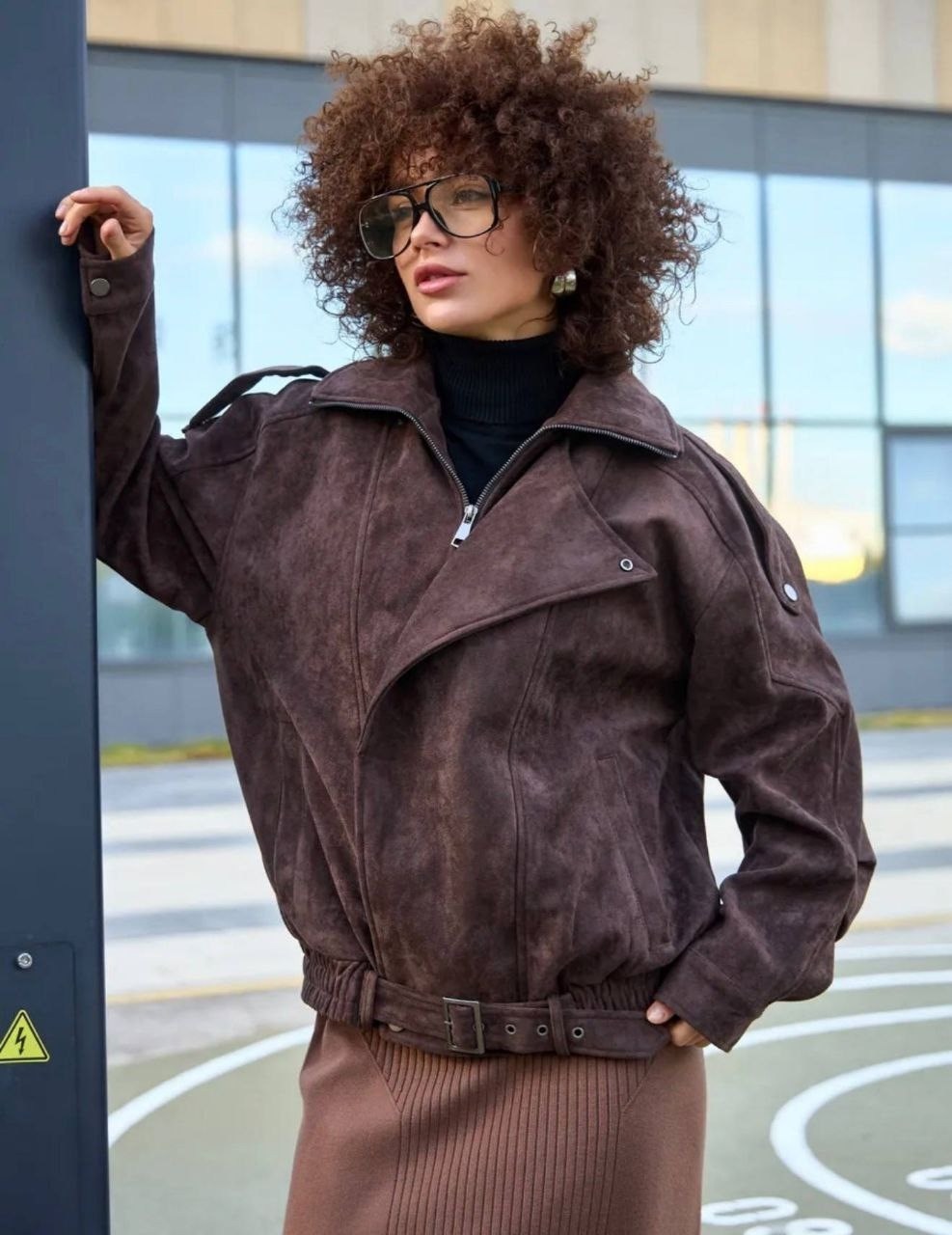модная оправа,кожаная куртка,косуха оверсайз,пальто пиджак,кудрявая девушка