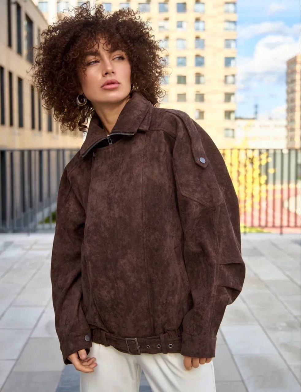 модная оправа,кожаная куртка,косуха оверсайз,пальто пиджак,кудрявая девушка