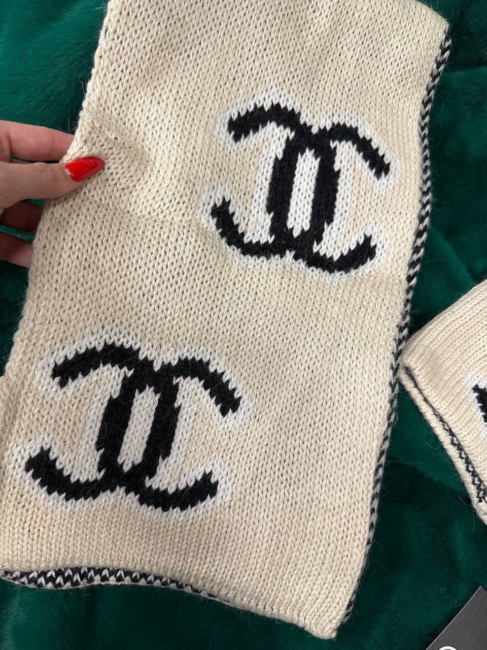 зимний комплект из шапки и шарфа chanel,шапка chanel,chanel шапка шарф и перчатки женские зимние вязаные набор из 3 предметов,шарф chanel,шапка шарф и перчатки женские зимние вязаные набор из 3 предме