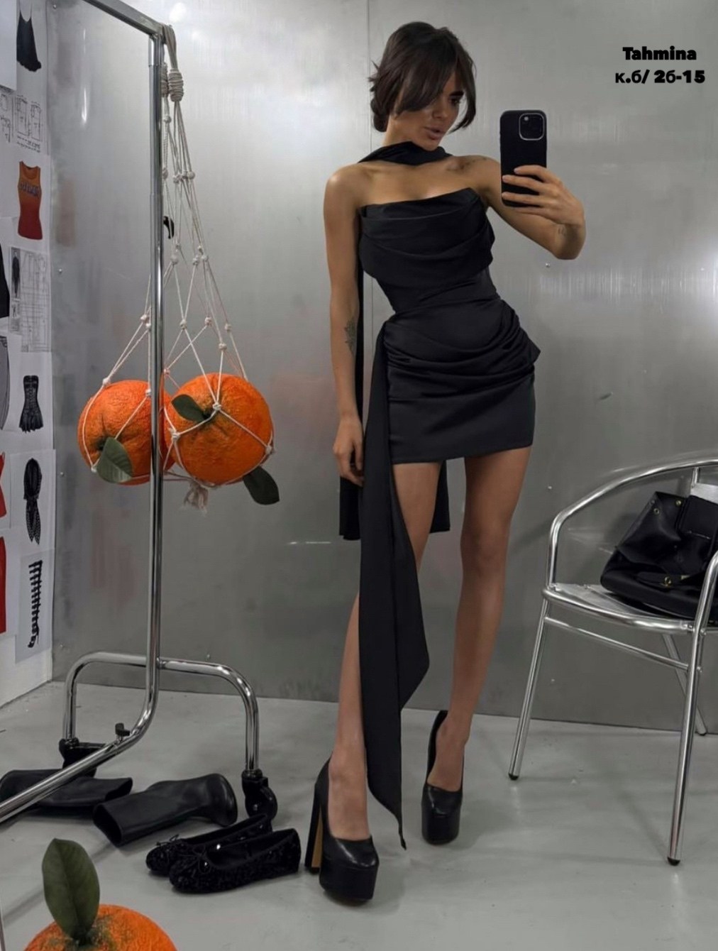 девушка,девушек,откровенная девушка,белое платье на выпускной,готическая девушка в платье и колготках на каблуках