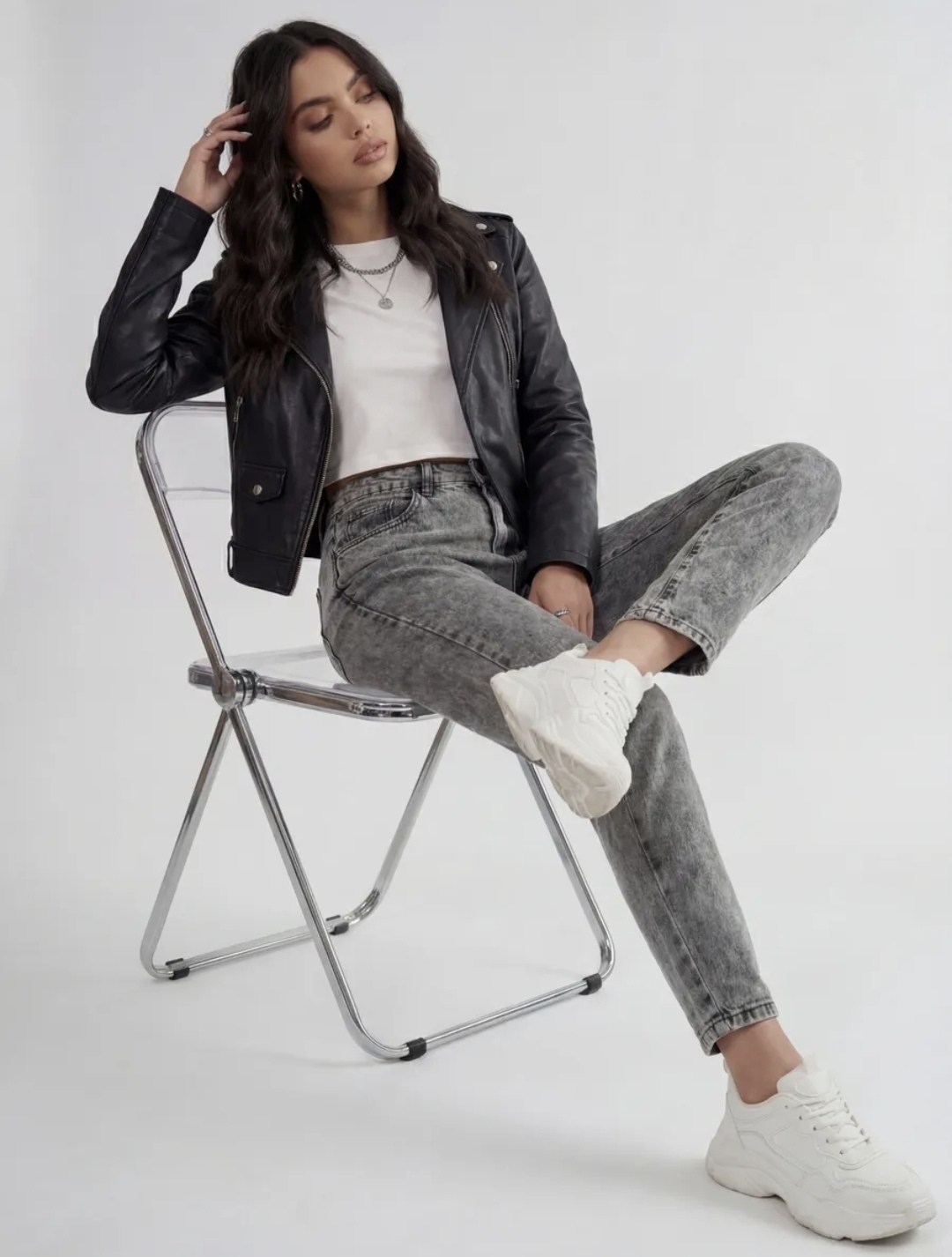 косуха куртка,косуха серая,женские джинсы,куртка кожаная,стильная куртка косуха