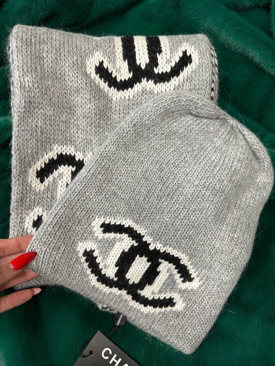 шарф chanel,шапка chanel,зимний комплект из шапки и шарфа chanel,комплекты chanel шапка шарф перчатки,шапка шанель оригинал