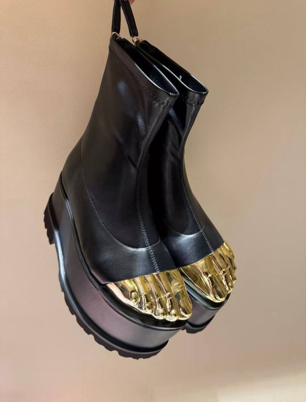 ,обуви,сапоги модные,модные туфли,balmain metallic-platform detail boots черный