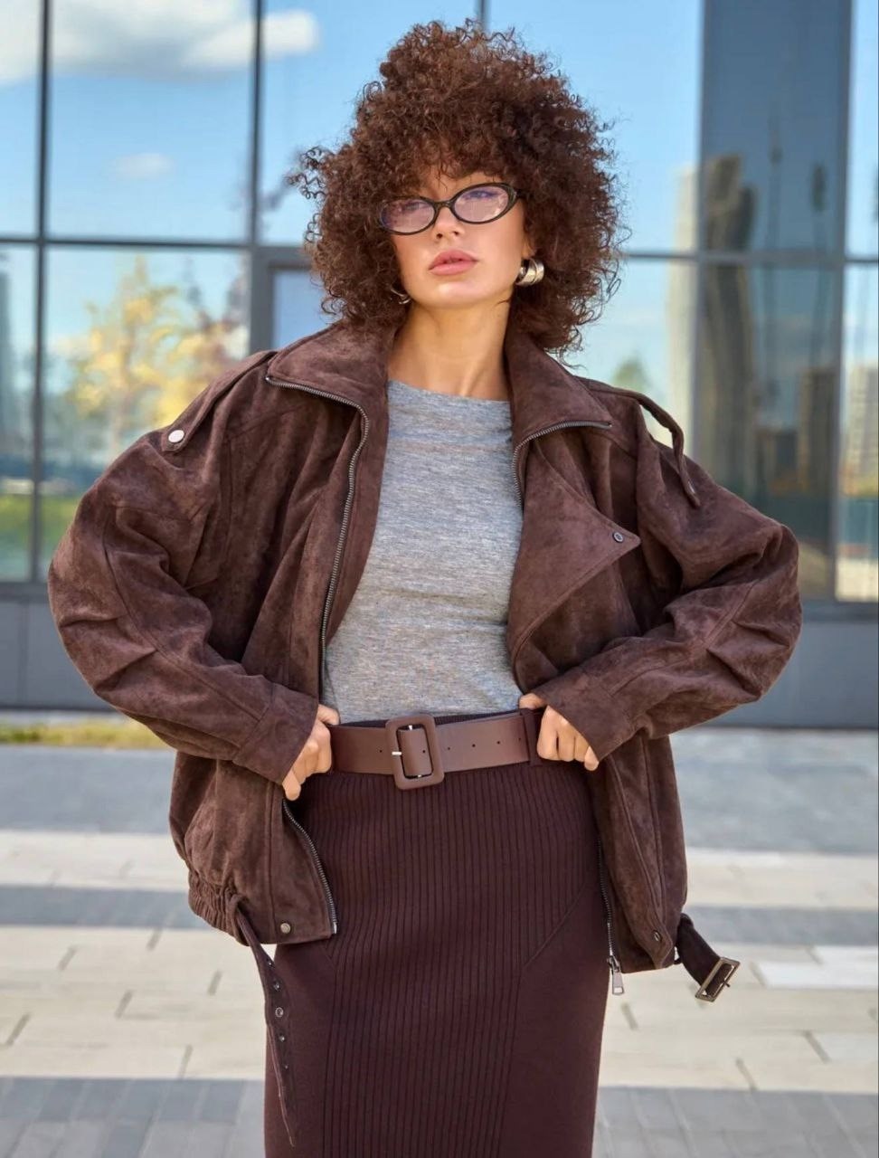 модная оправа,кожаная куртка,косуха оверсайз,пальто пиджак,кудрявая девушка