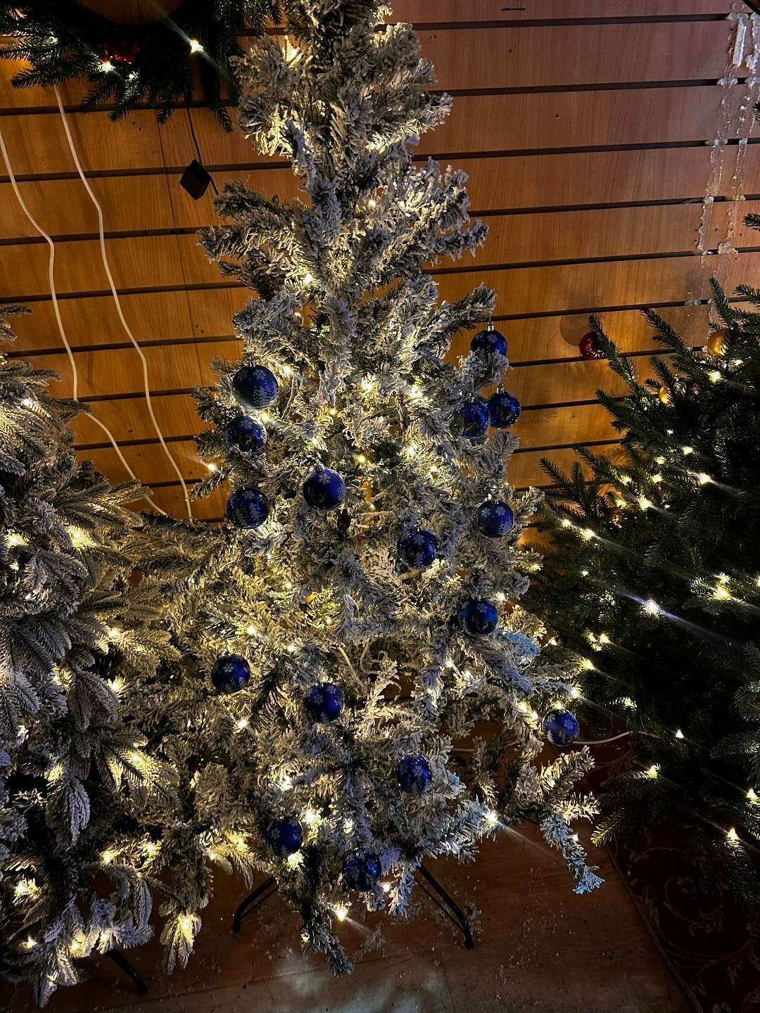 сине серебряная елка,гирлянда холодный белый на елке,елка сине серебристая,красивая новогодняя,елочка