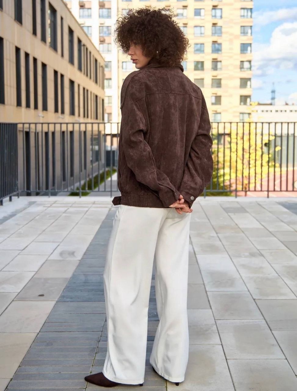 модная оправа,кожаная куртка,косуха оверсайз,пальто пиджак,кудрявая девушка