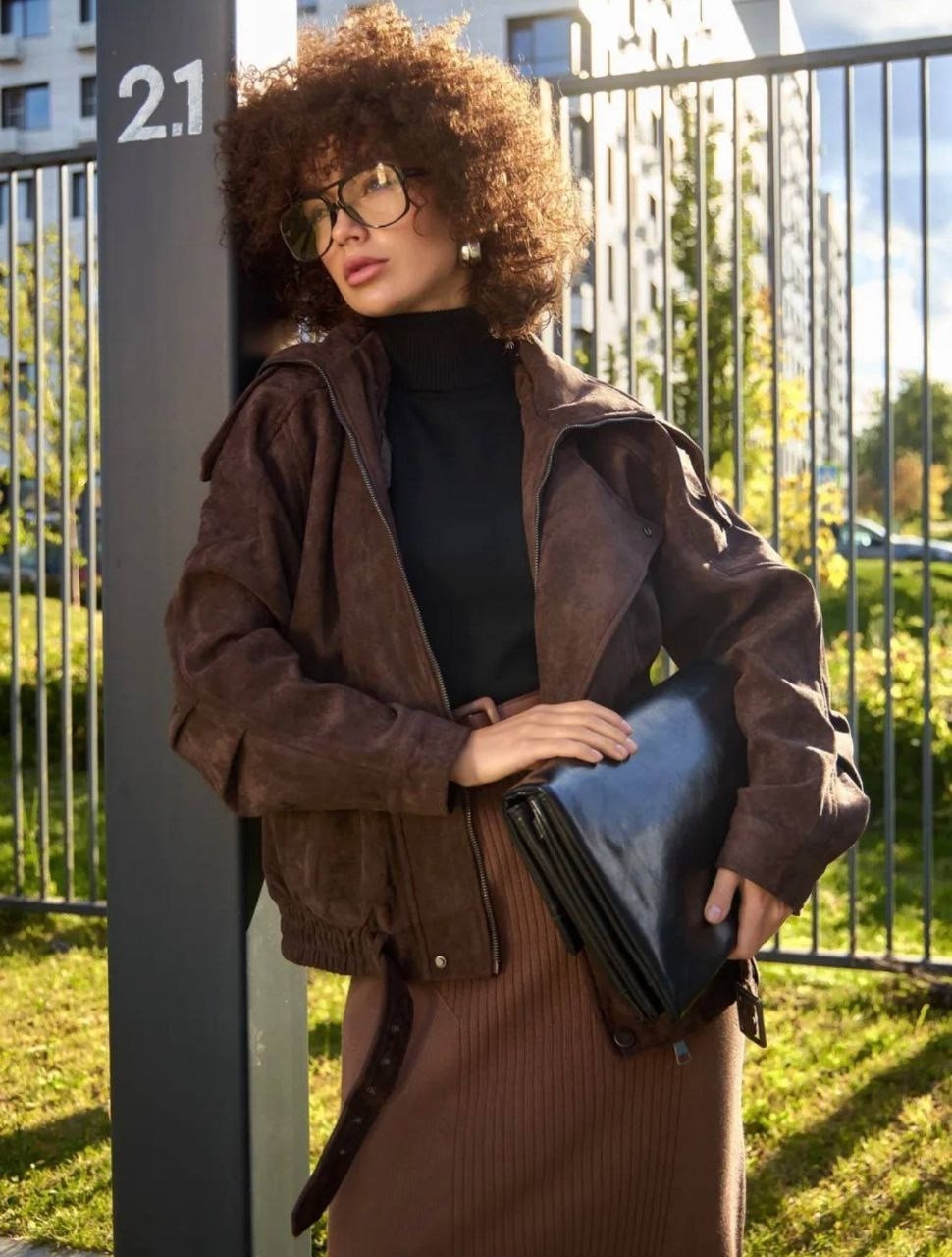 модная оправа,кожаная куртка,косуха оверсайз,пальто пиджак,кудрявая девушка