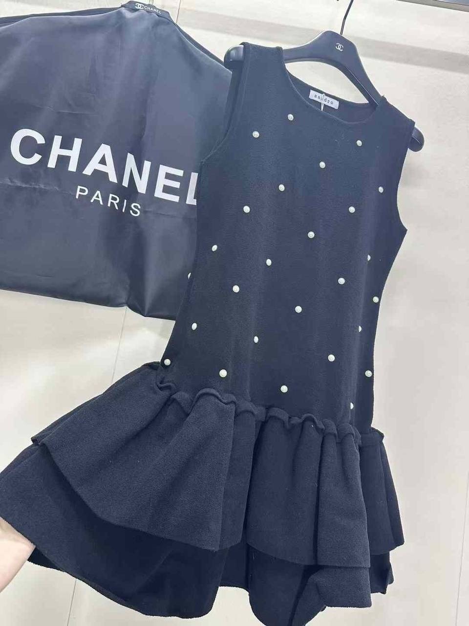 платье к черным колготкам,мода стиль,платье с черными капронками,платье черное