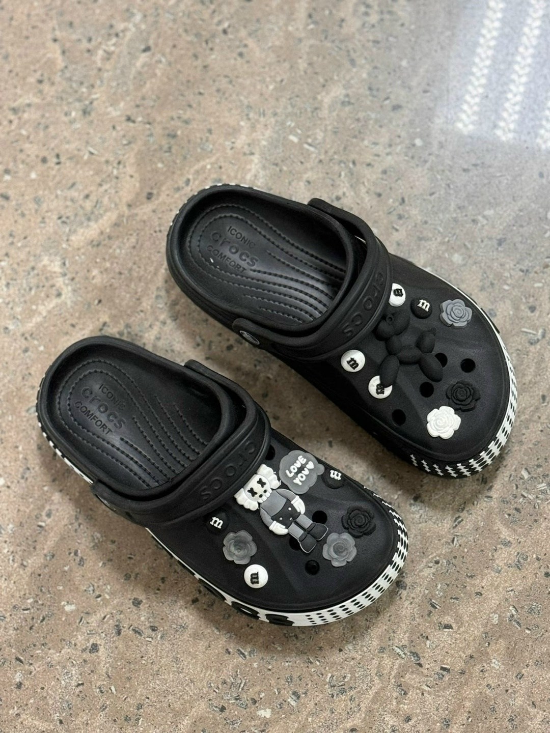кроксы коллаборация 2025,,джибитсы tie crocs,кроксы с джибитсами,украшение для обуви