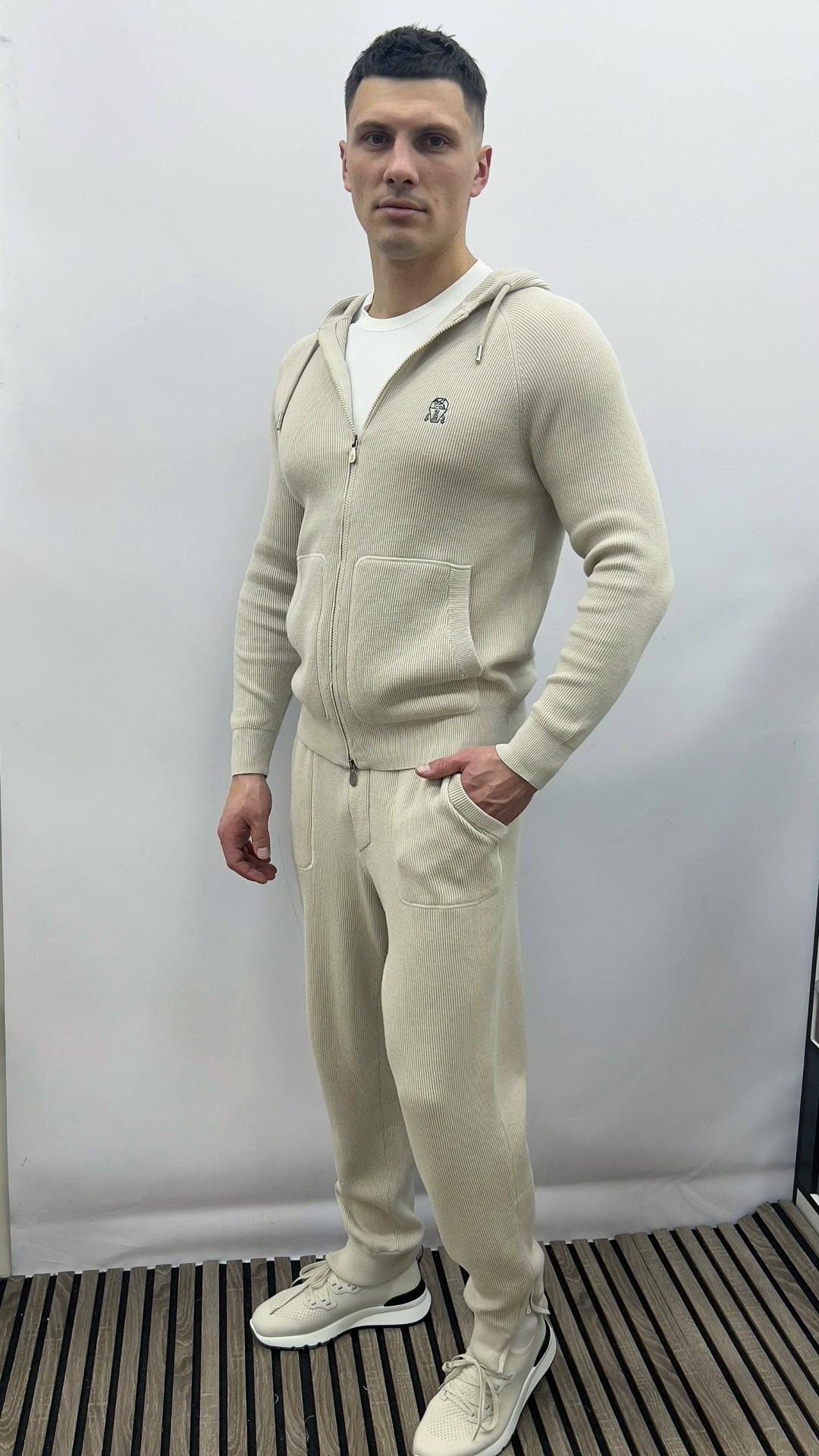 спортивный костюм brunello cucinelli,костюм бежевый,костюм для мужчин,спортивный костюм бежевый,костюм спортивный