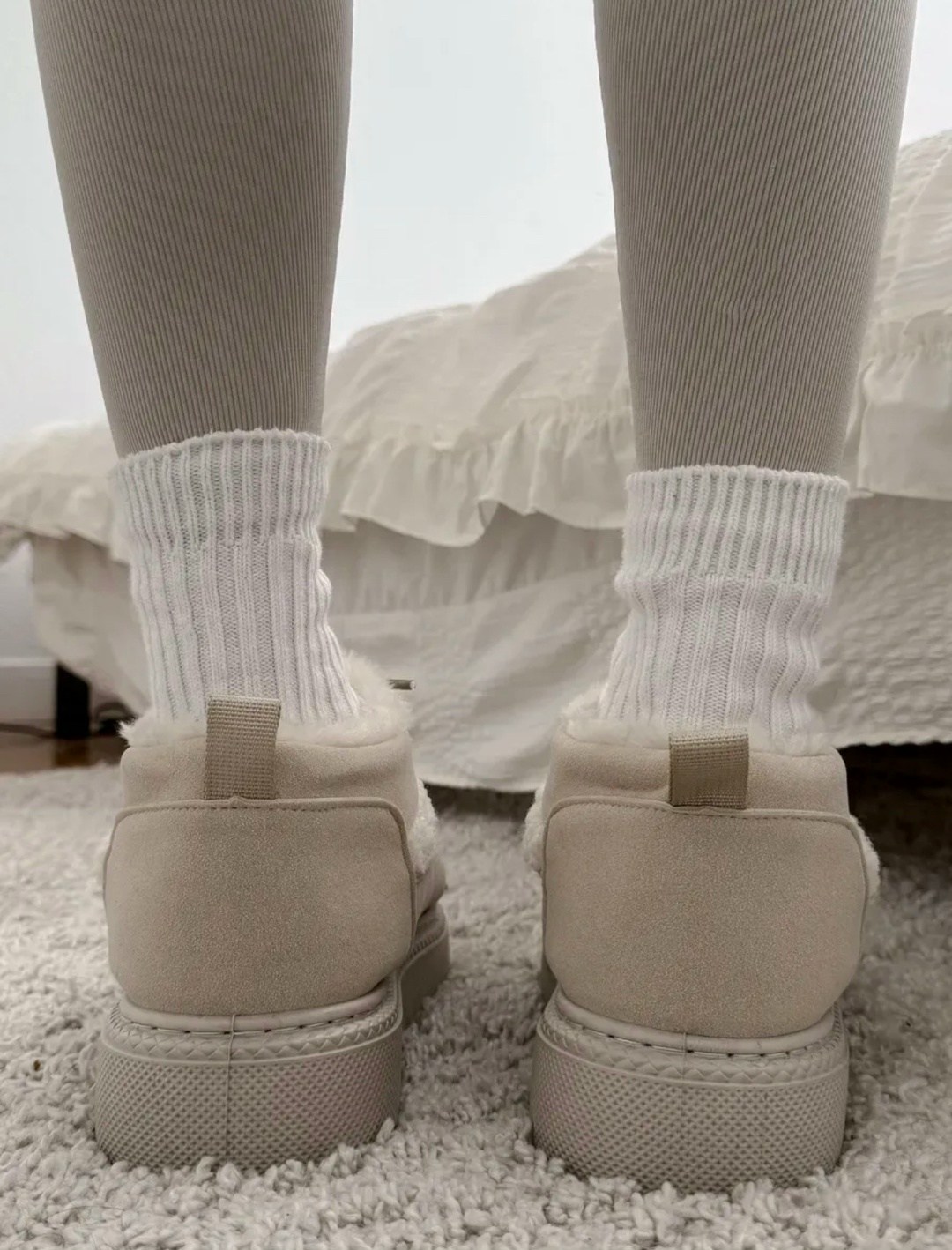 ,ботинки угги зимние натуральные на меху и платформе,зимние ботинки для женщин теплые хлопковые ботинки с мехом и толстой подошвой,угги женские,короткие угги луноходы женские на платформе со шнур