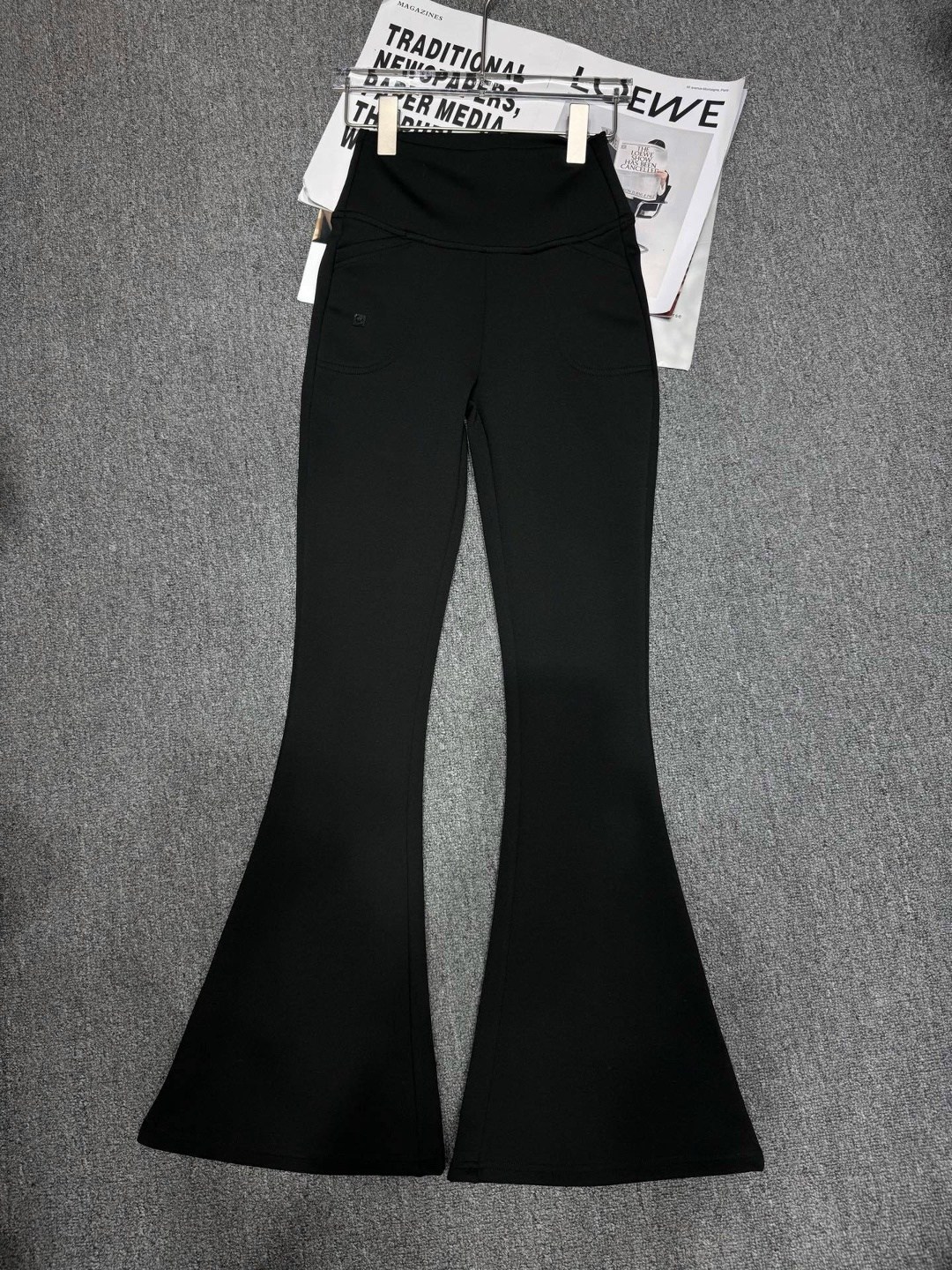 брюки-клеш женские черные с завышенной талией,женские брюки-клеш,черные женские штаны клеш обтягивающие,брюки клеш с высокой талией,брюки-клеш