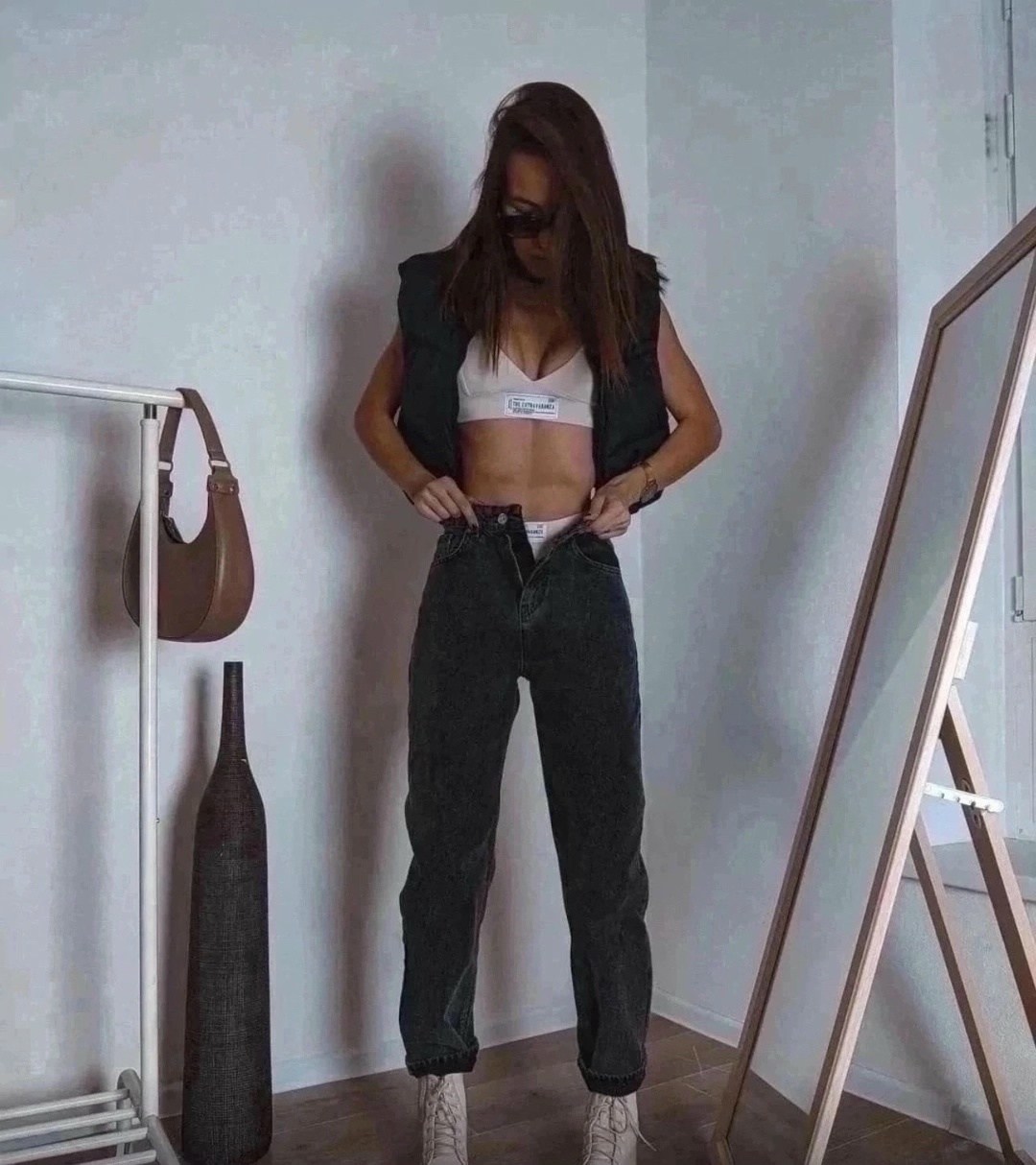 женские повседневные джинсы,женские джинсы,белые джинсы и черный топ,джинсы с разрезом,джинсы мом