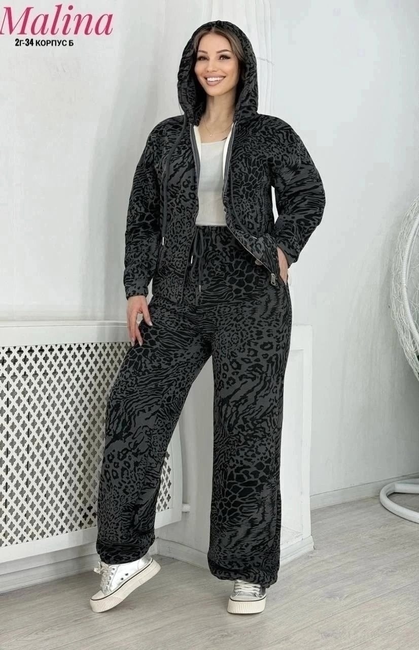 костюм - двойка леопардовый арт. 11068408,костюм двойка леопардовый,женский костюм двойка двухнитка,костюм женский на флисе,костюм брючный леопардовый принт karim benjama