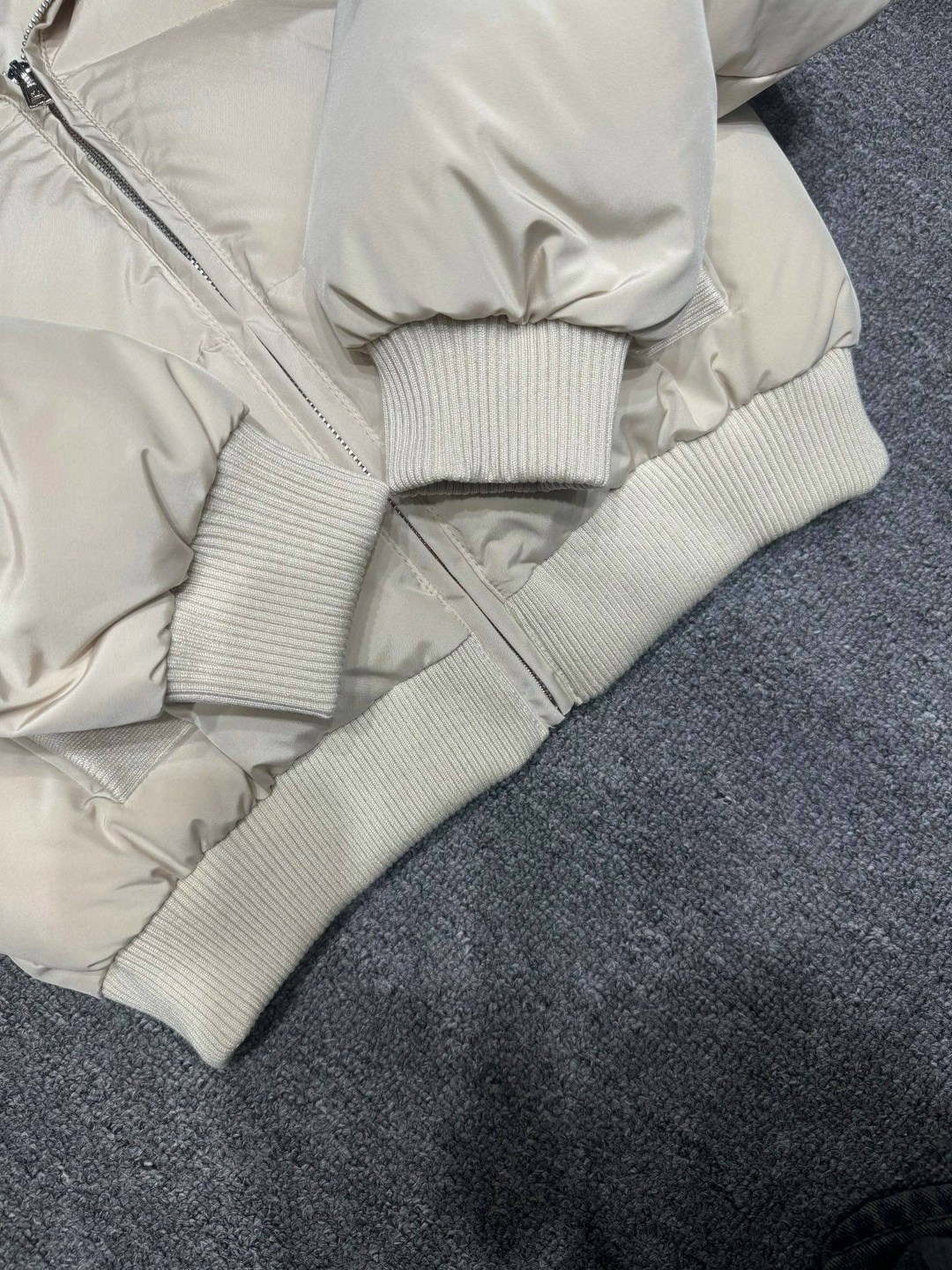 бежевая женская куртка miu miu,женский пуховик miu miu светло-бежевый,пуховик miu miu,женская зимняя куртка miu miu,женская куртка