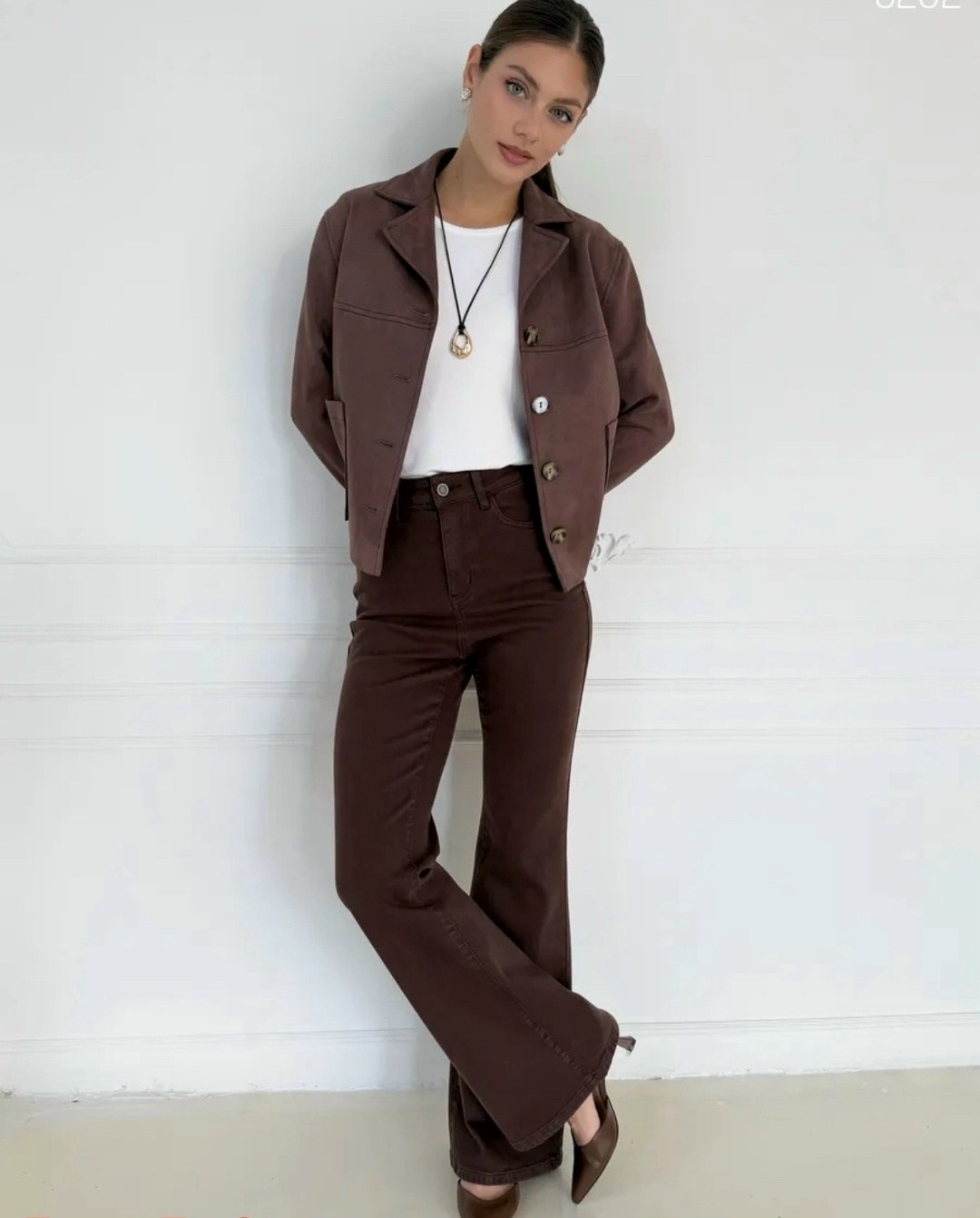 коричневые джинсы клеш женские,женские джинсы коричневые джинсовые расклешенные брюки,женские джинсы клеш,коричневые расклешенные джинсы,джинсы женские с завышенной талией узкие универсальные брюки-кл