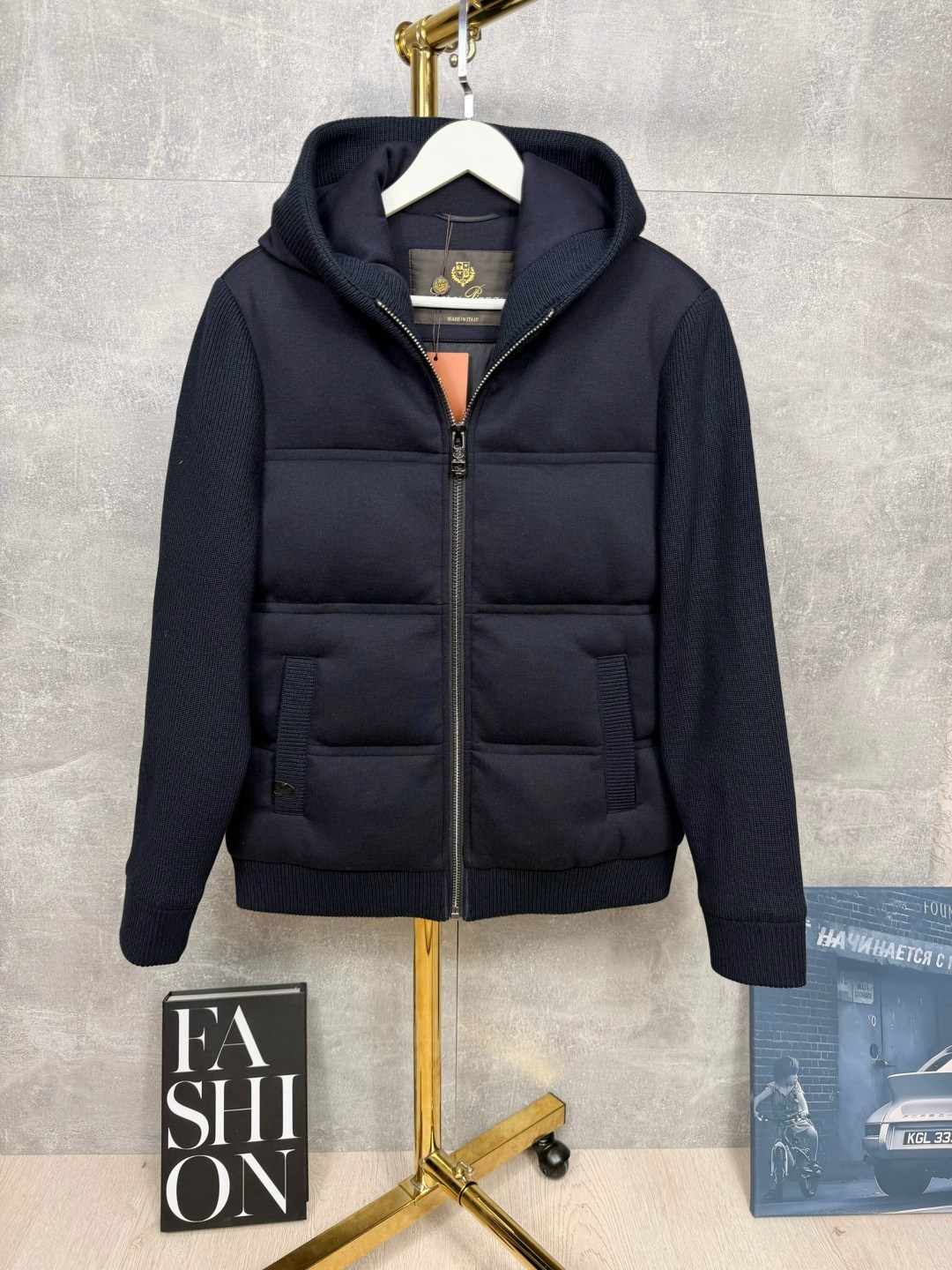 синяя куртка hugo boss с вязаными рукавами,куртка moncler,тёмно-синяя мужская куртка hugo boss с вязанными рукавами,куртка,prada тёмно-синяя мужская куртка с вязаными рукавами