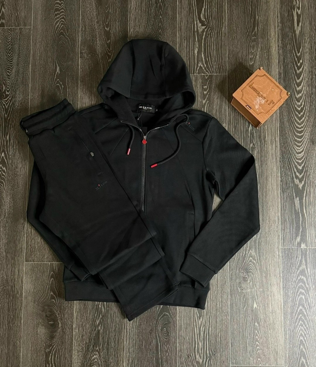 спортивный костюм brunello cucinelli,костюм спортивный loro piana,спортивный костюм kiton,спортивные костюмы