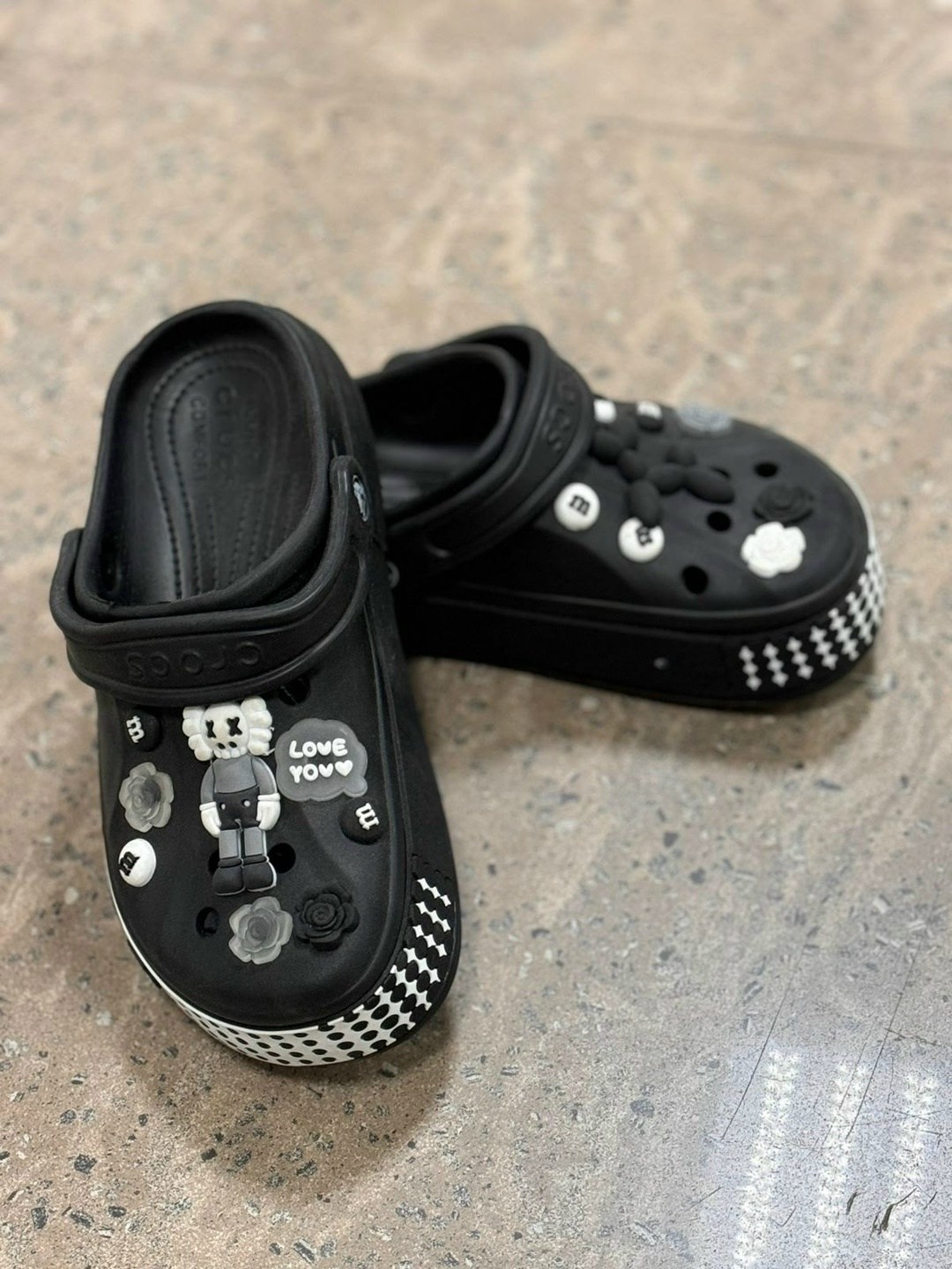 кроксы коллаборация 2025,,джибитсы tie crocs,кроксы с джибитсами,украшение для обуви