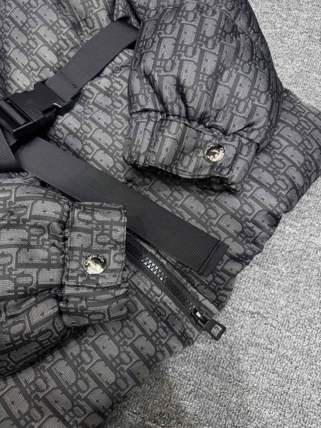 женский пуховик с поясом christian dior серый,пуховик dior,куртка,пуховик dior стиль осенне-зимний теплый,куртка диор