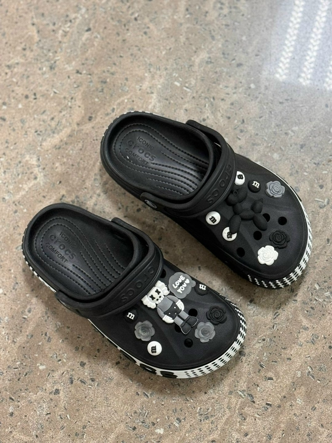 кроксы коллаборация 2025,,джибитсы tie crocs,украшение для обуви,женские кроксы