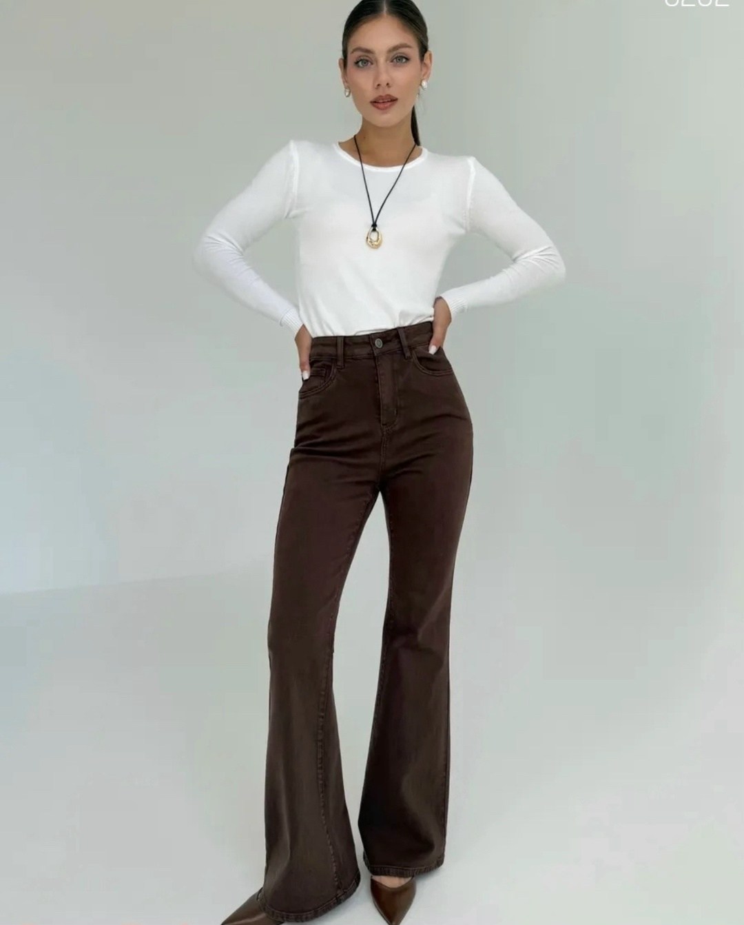 коричневые джинсы клеш женские,женские джинсы коричневые джинсовые расклешенные брюки,женские джинсы клеш,коричневые расклешенные джинсы,джинсы женские с завышенной талией узкие универсальные брюки-кл