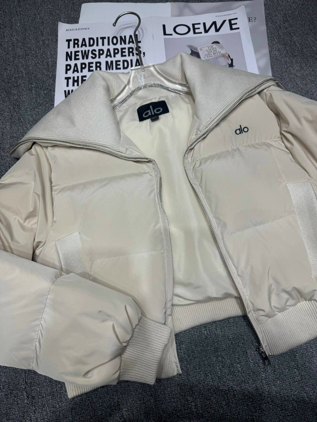 бежевая женская куртка miu miu,женский пуховик miu miu светло-бежевый,пуховик miu miu,женская зимняя куртка miu miu,женская куртка