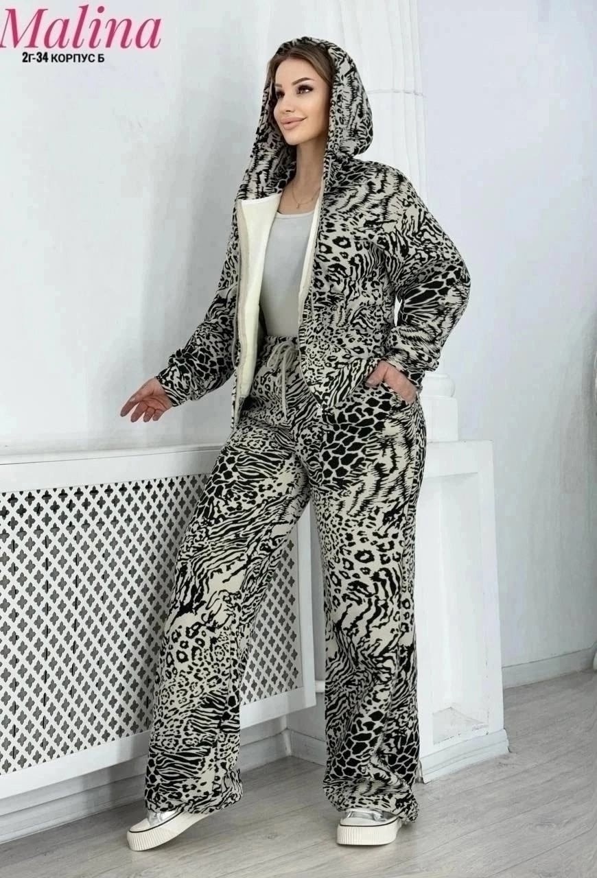 костюм - двойка леопардовый арт. 11068408,костюм двойка леопардовый,женский костюм двойка двухнитка,костюм женский на флисе,костюм брючный леопардовый принт karim benjama