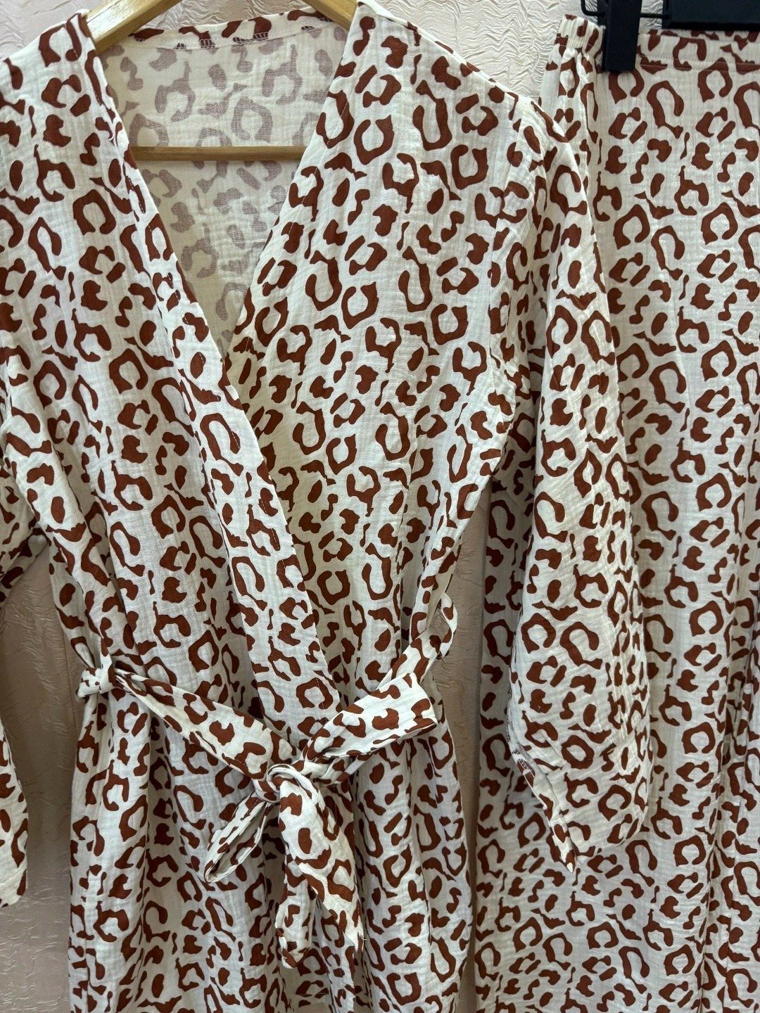 женская пижама тройка с брюками и принтом,женская пижама,пижама,пижама со штанами и рубашкой с сердечками,пижама с двумя частями для женской домашней одежды