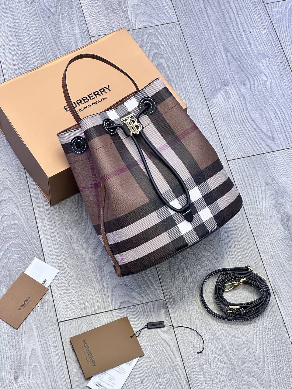 сумка burberry,сумка женская burberry,burberry сумка ведро,сумка ведро берберри,коричневая маленькая сумка-мешок "tb" burberry