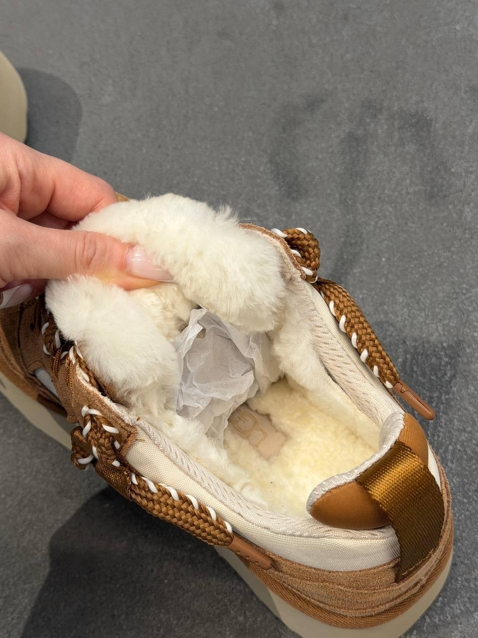 кроссовки ugg,ugg женские ботинки с мехом lowmel chestnut,женские ботинки с мехом ugg lowmel - beige,кроссовки женские ugg с мехом,кроссовки зимние ugg lowmel женские