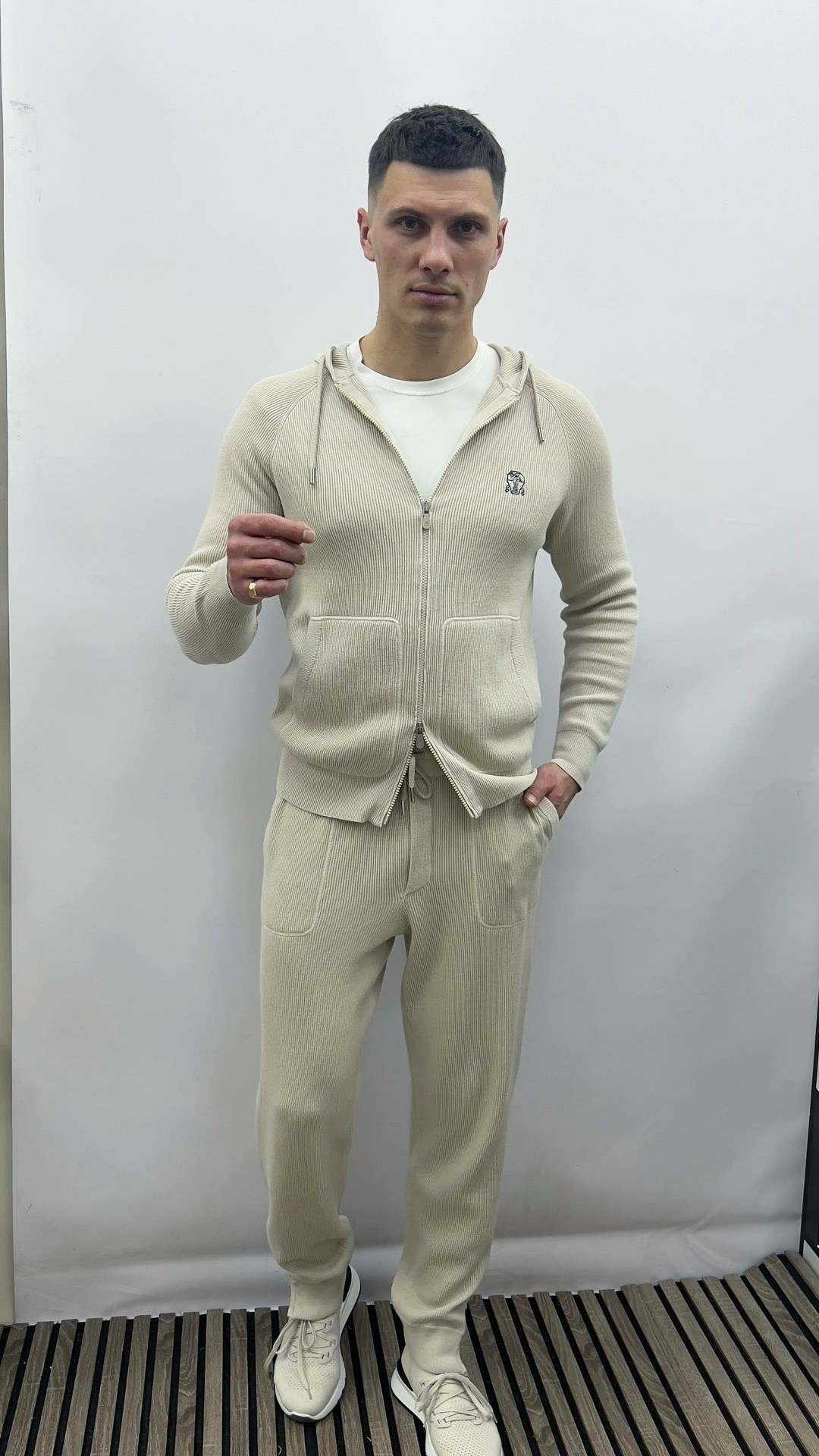 спортивный костюм brunello cucinelli,костюм бежевый,костюм для мужчин,спортивный костюм бежевый,костюм спортивный