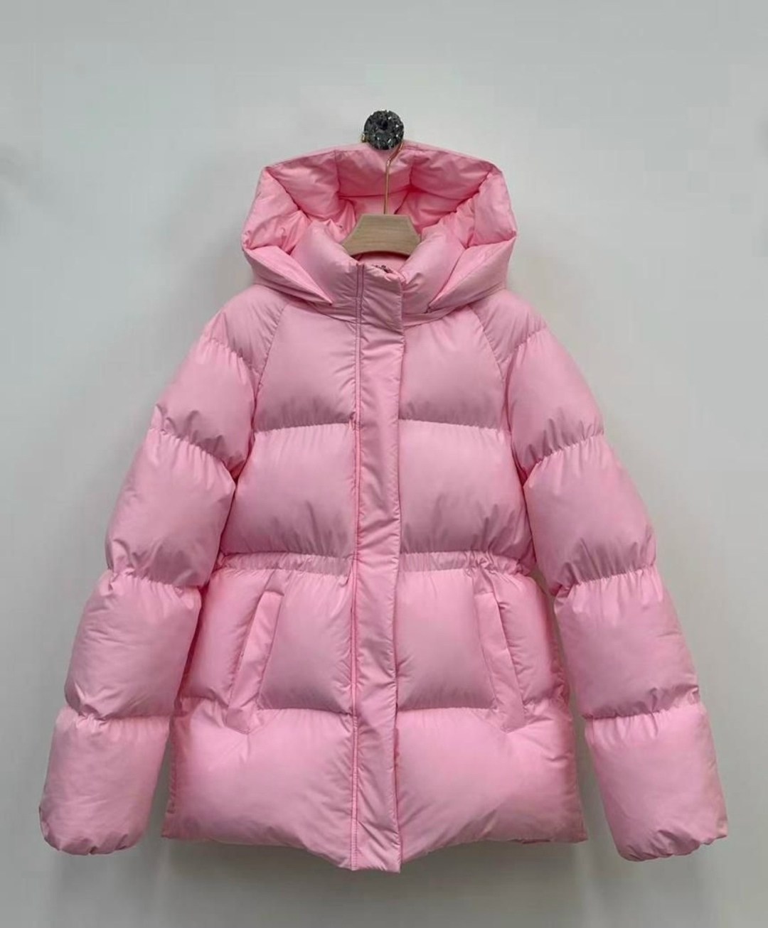 короткий пуховик,женская короткая куртка-пуховик с капюшоном,пуховик женский,пуховик с капюшоном,пуховик